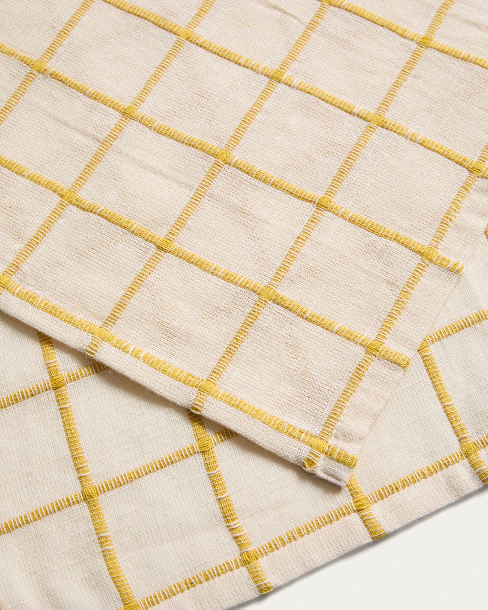 Stilvolles Adesta Set bestehend aus zwei 35 x 50 cm großen Tischsets aus 100 % Baumwolle in Écru mit auffälligen gelben Karos, perfekt für jeden Esstisch.