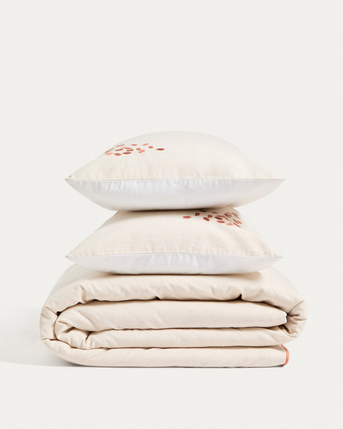 Set Virelda aus Bett- und Kopfkissenbezug aus Baumwolle und Leinen in Ecru Beige mit Stickereidetail für 150-cm-Betten in Beige präsentiert im Onlineshop von KAQTU Design AG. Bettwäsche ist von Kave Home