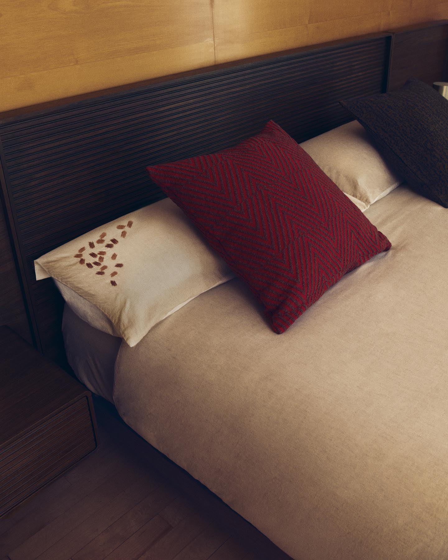 Set Virelda aus Bett- und Kopfkissenbezug aus Baumwolle und Leinen in Ecru Beige mit Stickereidetail für 150-cm-Betten in Beige präsentiert im Onlineshop von KAQTU Design AG. Bettwäsche ist von Kave Home