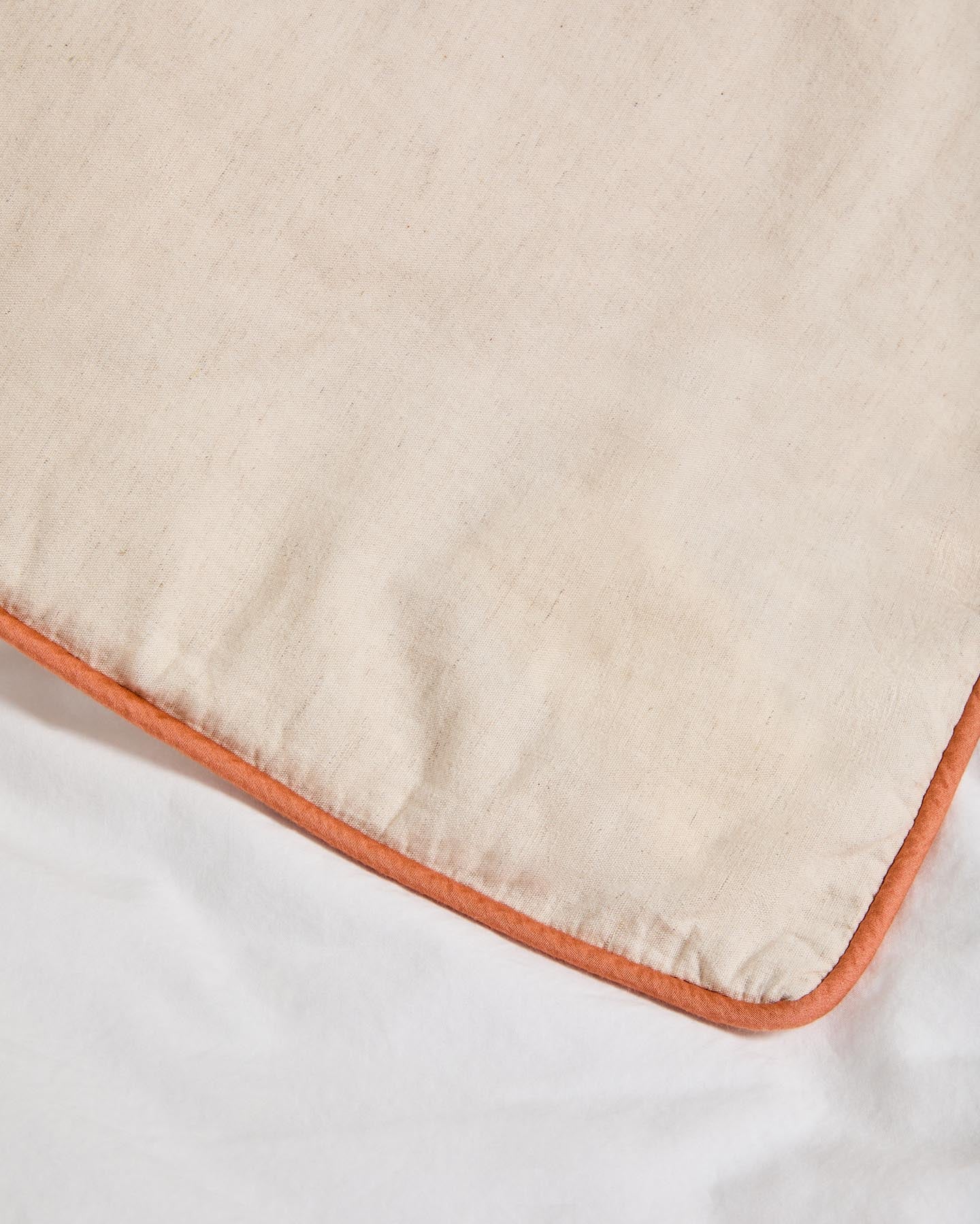 Set Virelda aus Bett- und Kopfkissenbezug aus Baumwolle und Leinen in Ecru Beige mit Stickereidetail für 180-cm-Betten in Beige präsentiert im Onlineshop von KAQTU Design AG. Bettwäsche ist von Kave Home