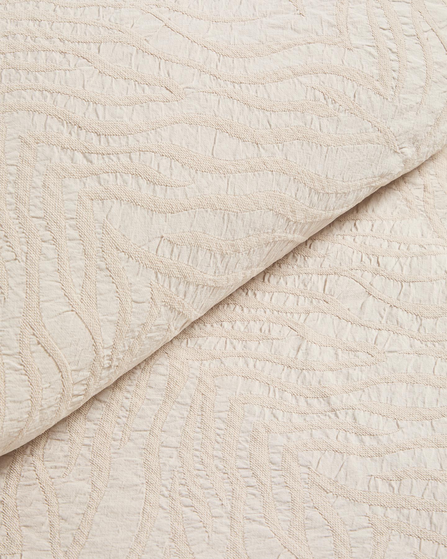 Tagesdecke Zenti aus 100 % Baumwoll-Chenille mit beidseitigem Zebra-Jacquardmuster für 150/160 Betten in Hellbraun präsentiert im Onlineshop von KAQTU Design AG. Duvet ist von Kave Home