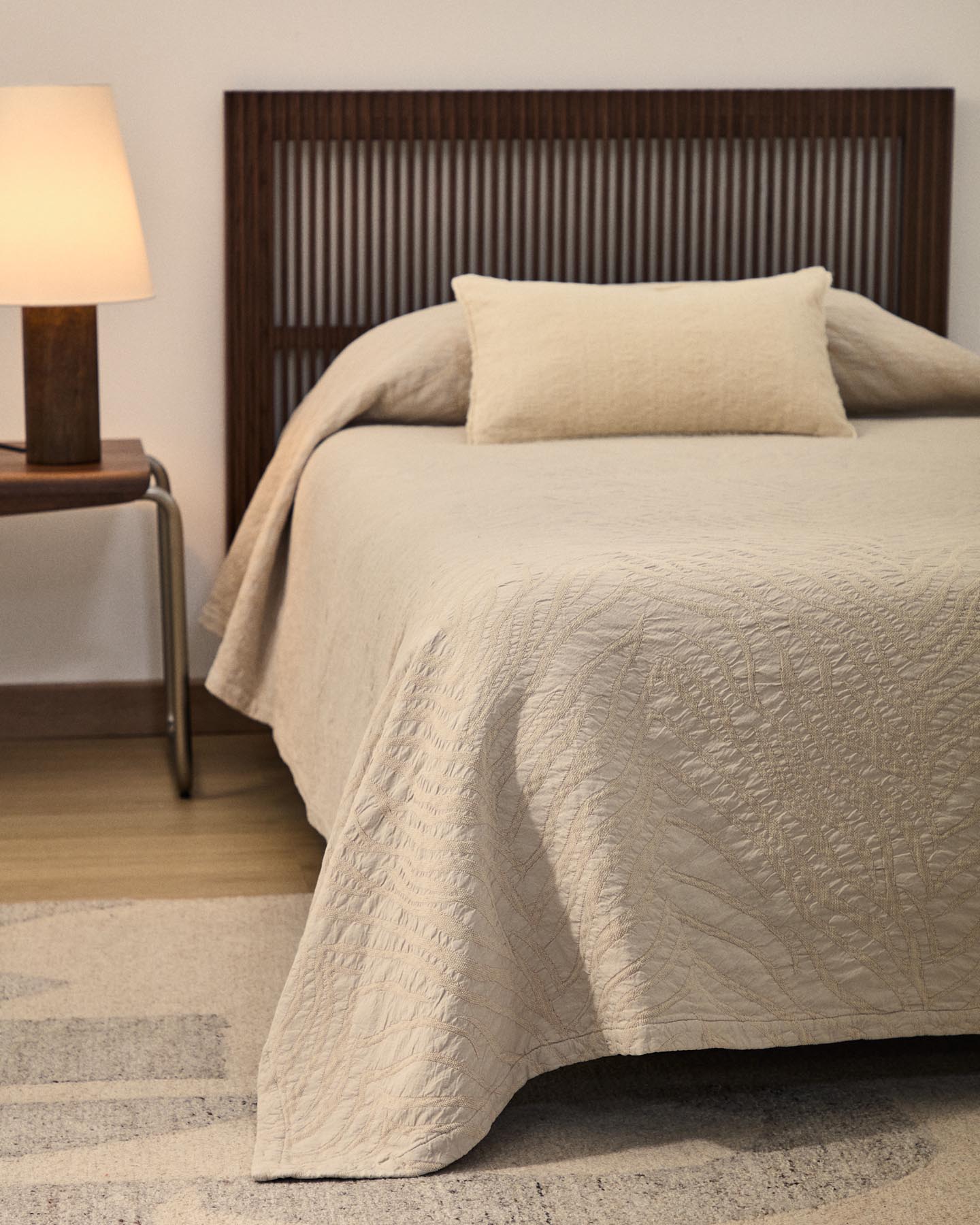 Tagesdecke Zenti aus 100 % Baumwoll-Chenille mit beidseitigem Zebra-Jacquardmuster für 150/160 Betten in Hellbraun präsentiert im Onlineshop von KAQTU Design AG. Duvet ist von Kave Home