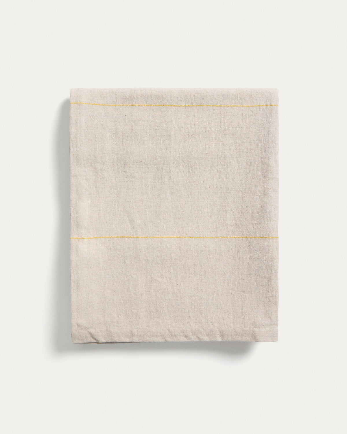 Tischdecke Ulaen aus Baumwolle und Leinen in Beige mit gelben Streifen, 170 x 250 cm in Gelb präsentiert im Onlineshop von KAQTU Design AG. Tischdecke ist von Kave Home