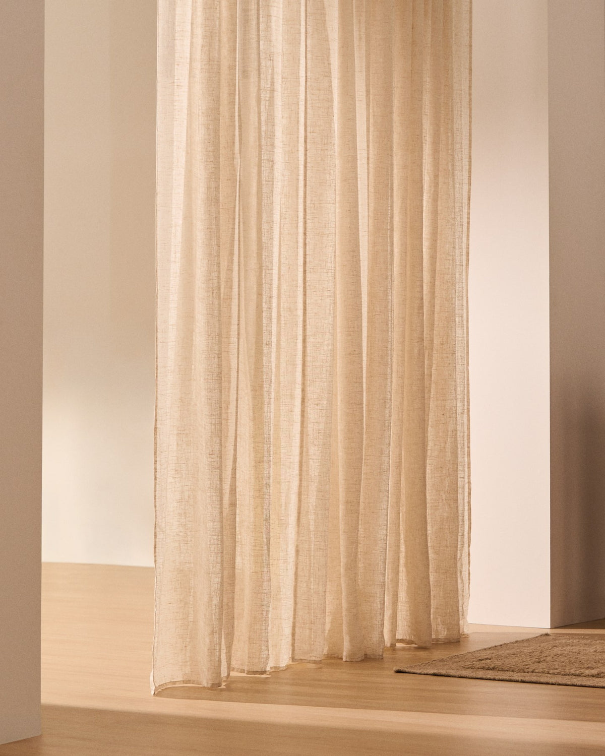 Vorhang Nolira aus Leinenmischung in Steingrau, 140 x 270 cm, mit sichtbarer Webstruktur und doppeltem Aufhängesystem an Stange oder Schiene.