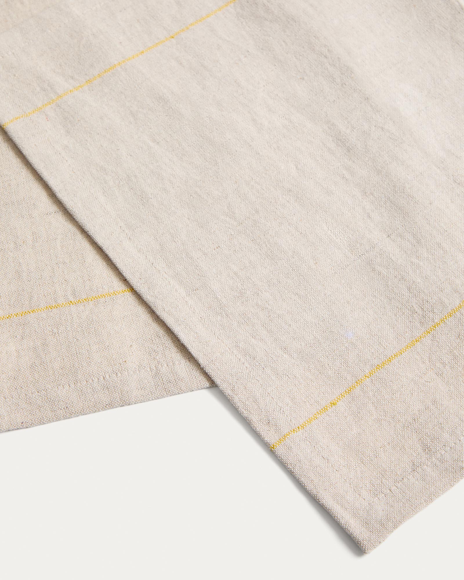 Elegantes Set Ulaen mit zwei stilvollen Tischsets aus hochwertiger Baumwolle und Leinen in sanftem Beige, verziert mit lebhaften gelben Streifen, ideal für jeden Tisch.