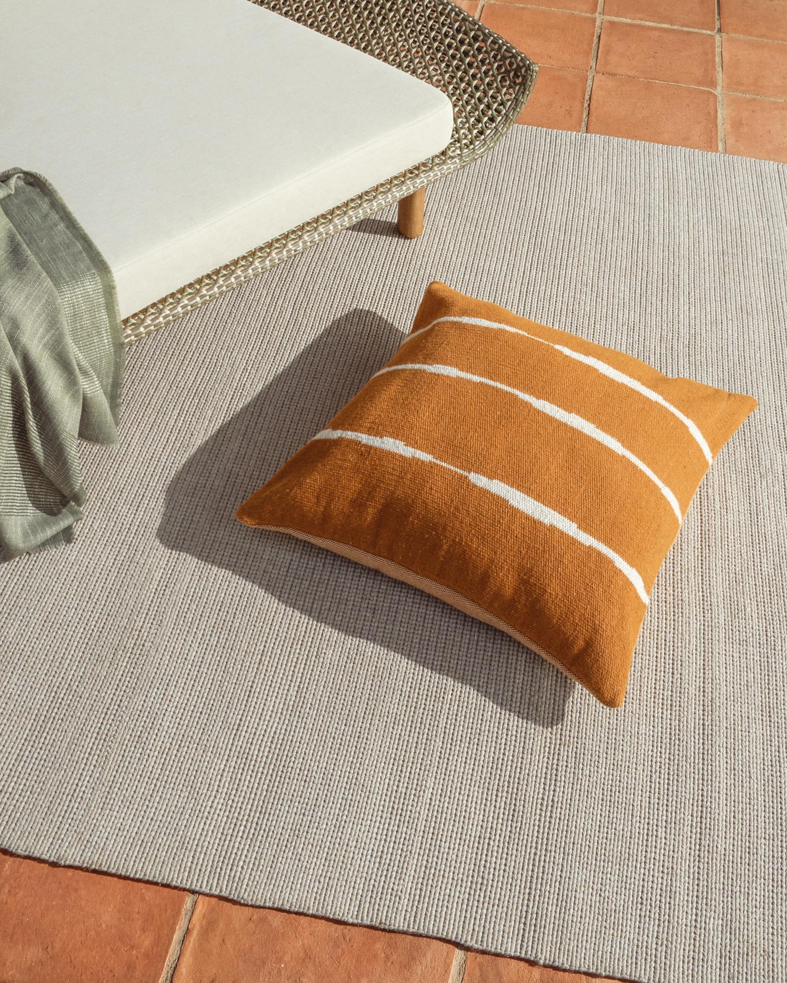 Eleganter Outdoor Teppich Ardelia in Ecru, 160 x 230 cm, aus robusten Synthetikfasern, ideal für Garten und Terrasse.
