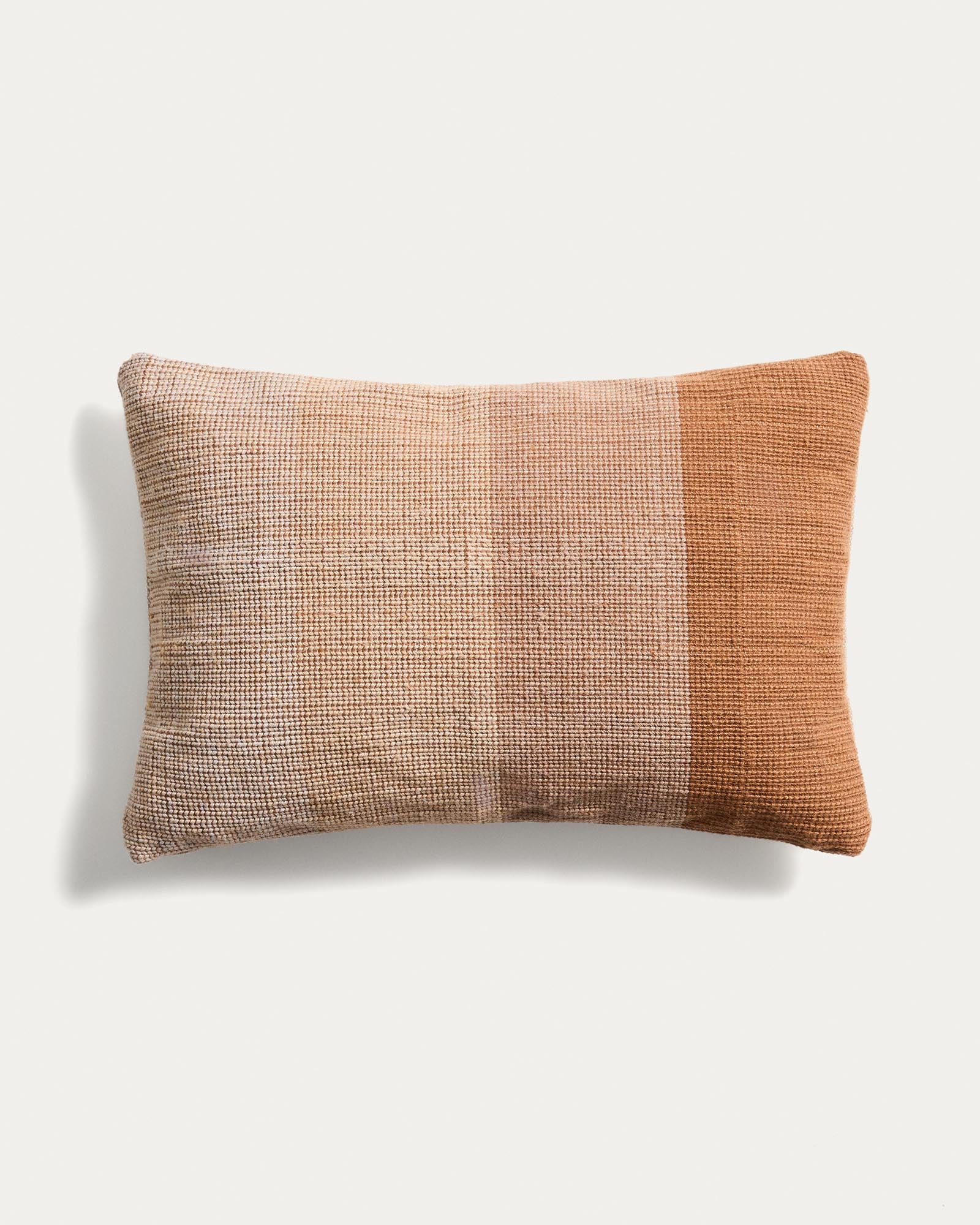 Kissenbezug Adys 100 % PET beige 40 x 60 cm in Beige präsentiert im Onlineshop von KAQTU Design AG. Gartenkissen ist von Kave Home