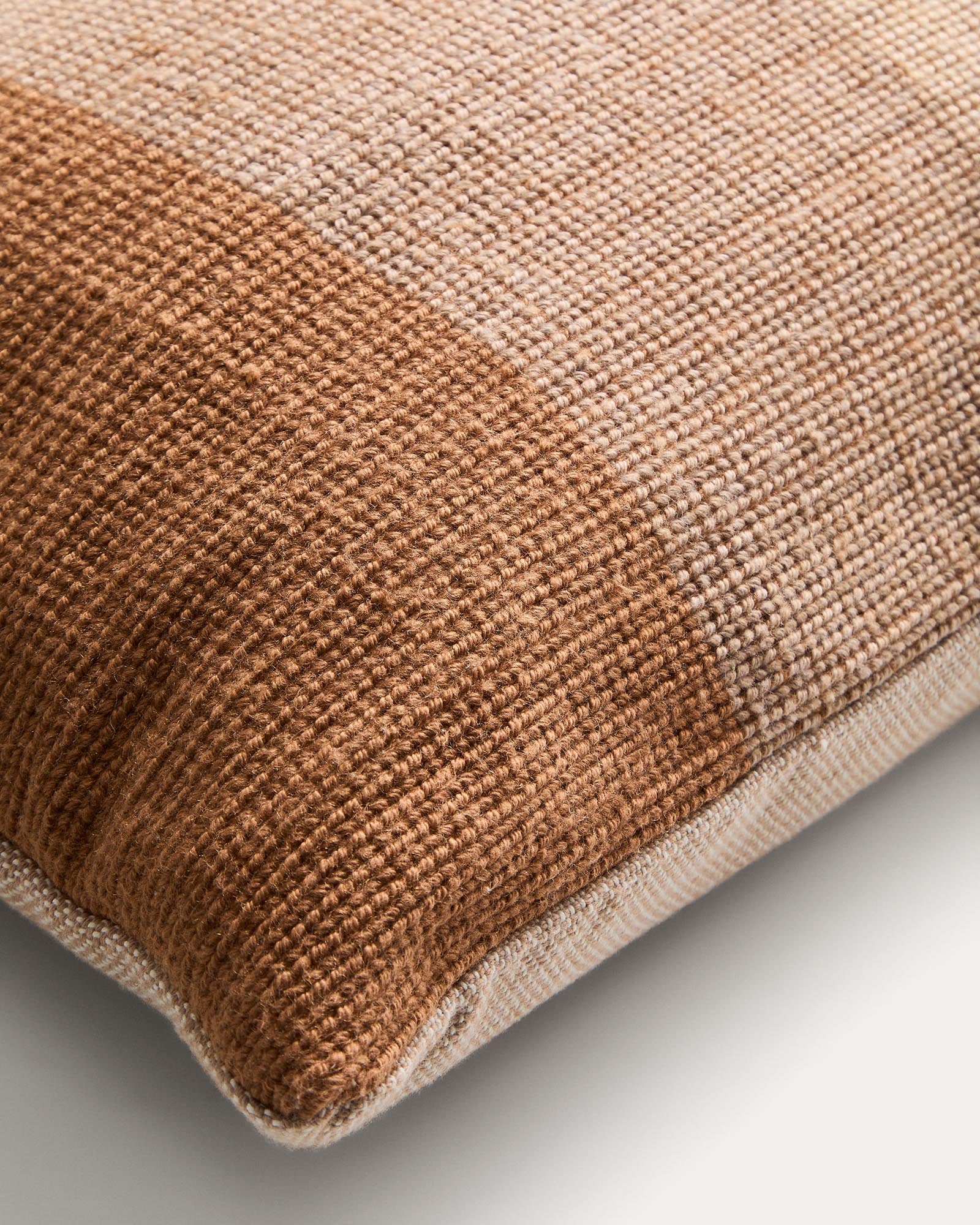 Eleganter Kissenbezug Adys in Beige, gefertigt aus 100 % PET, 40 x 60 cm, perfekt für eine stilvolle Gartengestaltung.