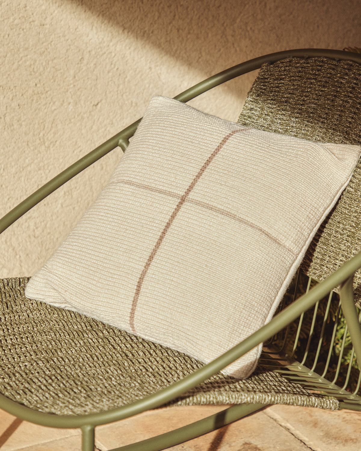Kissenbezug Atima 100 % PET Jacquard beige 45 x 45 cm in Beige präsentiert im Onlineshop von KAQTU Design AG. Gartenkissen ist von Kave Home