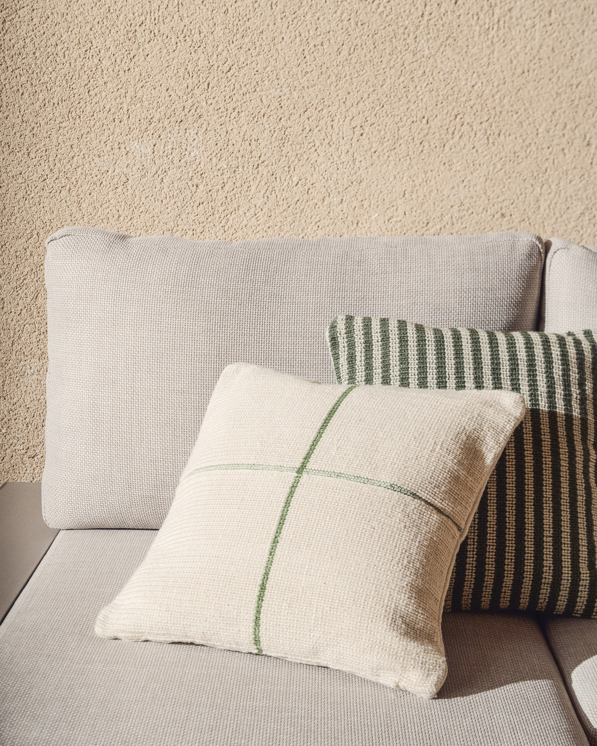Kissenbezug Atima 100 % PET Jacquard grün 45 x 45 cm in Grün präsentiert im Onlineshop von KAQTU Design AG. Gartenkissen ist von Kave Home