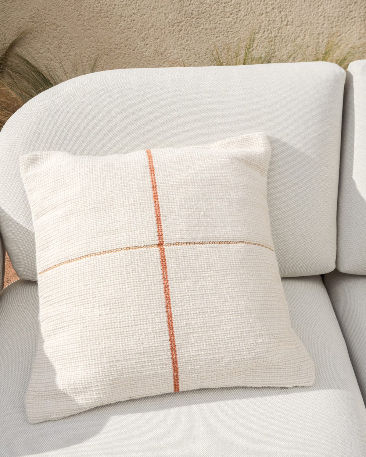 Kissenbezug Atima 100 % PET Jacquard orange 45 x 45 cm in Orange präsentiert im Onlineshop von KAQTU Design AG. Gartenkissen ist von Kave Home