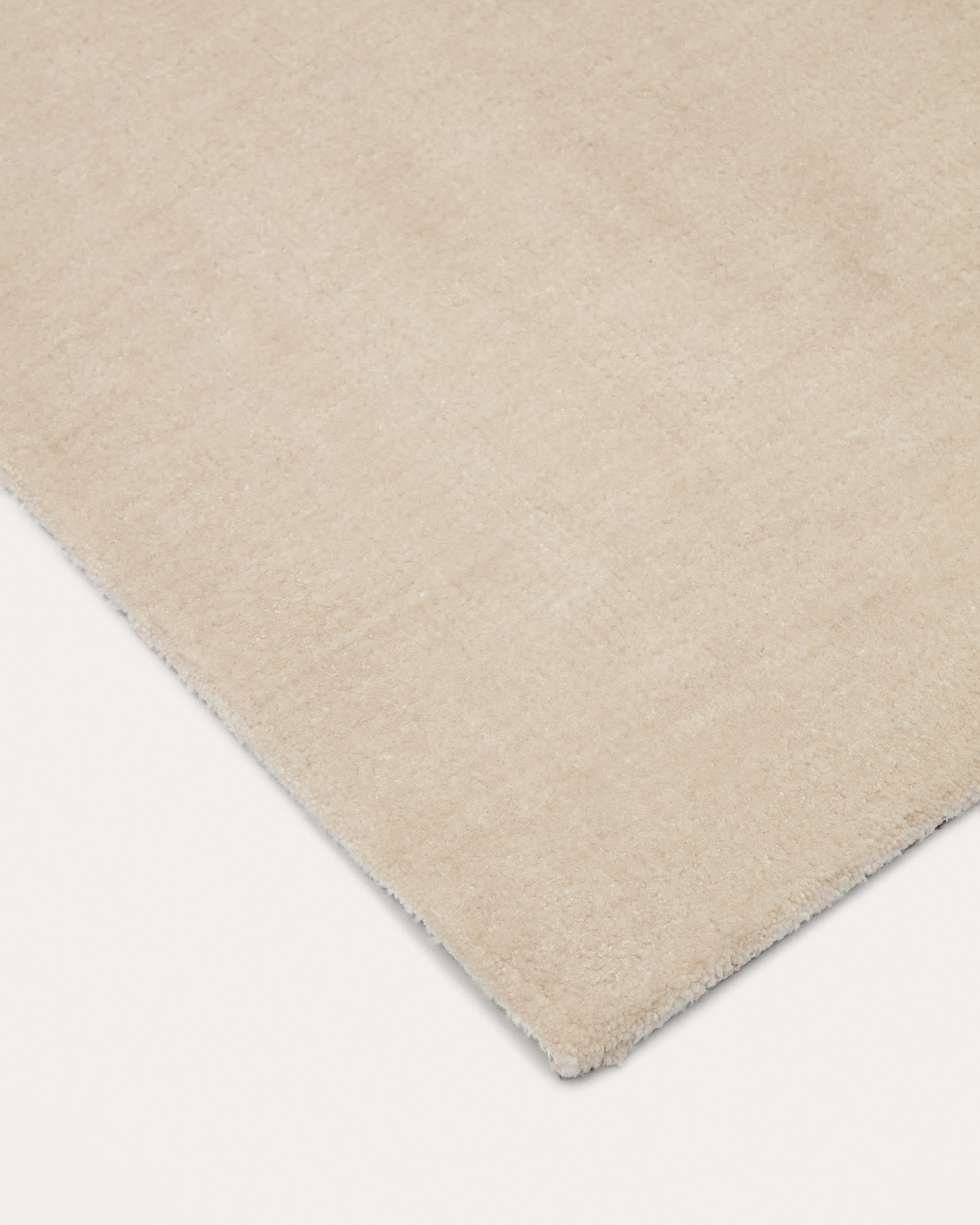 Der Empuries Teppich (160 x 230 cm) von Kave Home bietet eine elegante Wolloptik, ist pflegeleicht und ideal für jeden Raum.