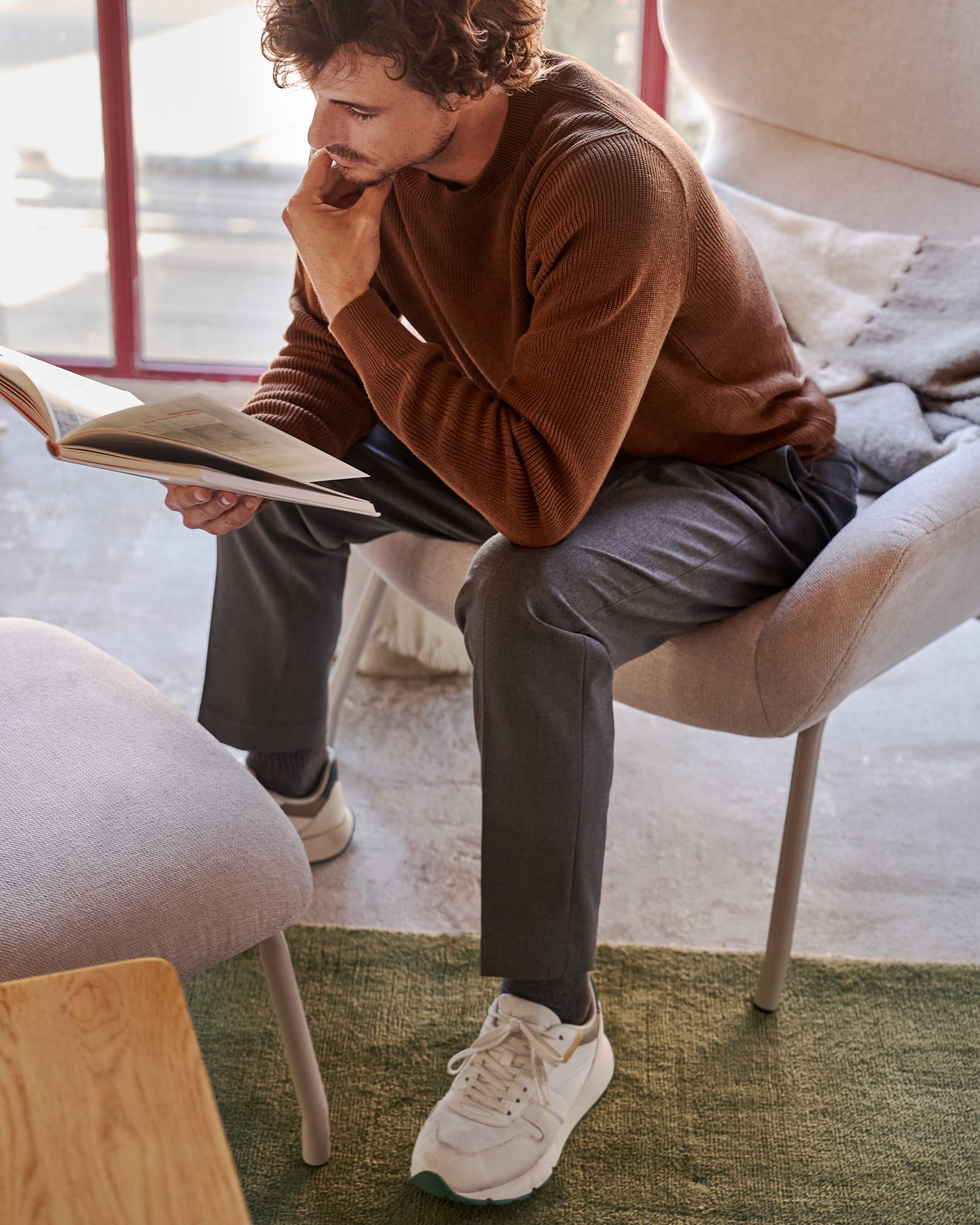 Der Empuries Teppich in Grün (160x230 cm) von Kave Home bietet modernes Design und Komfort für eine stilvolle Wohnatmosphäre.