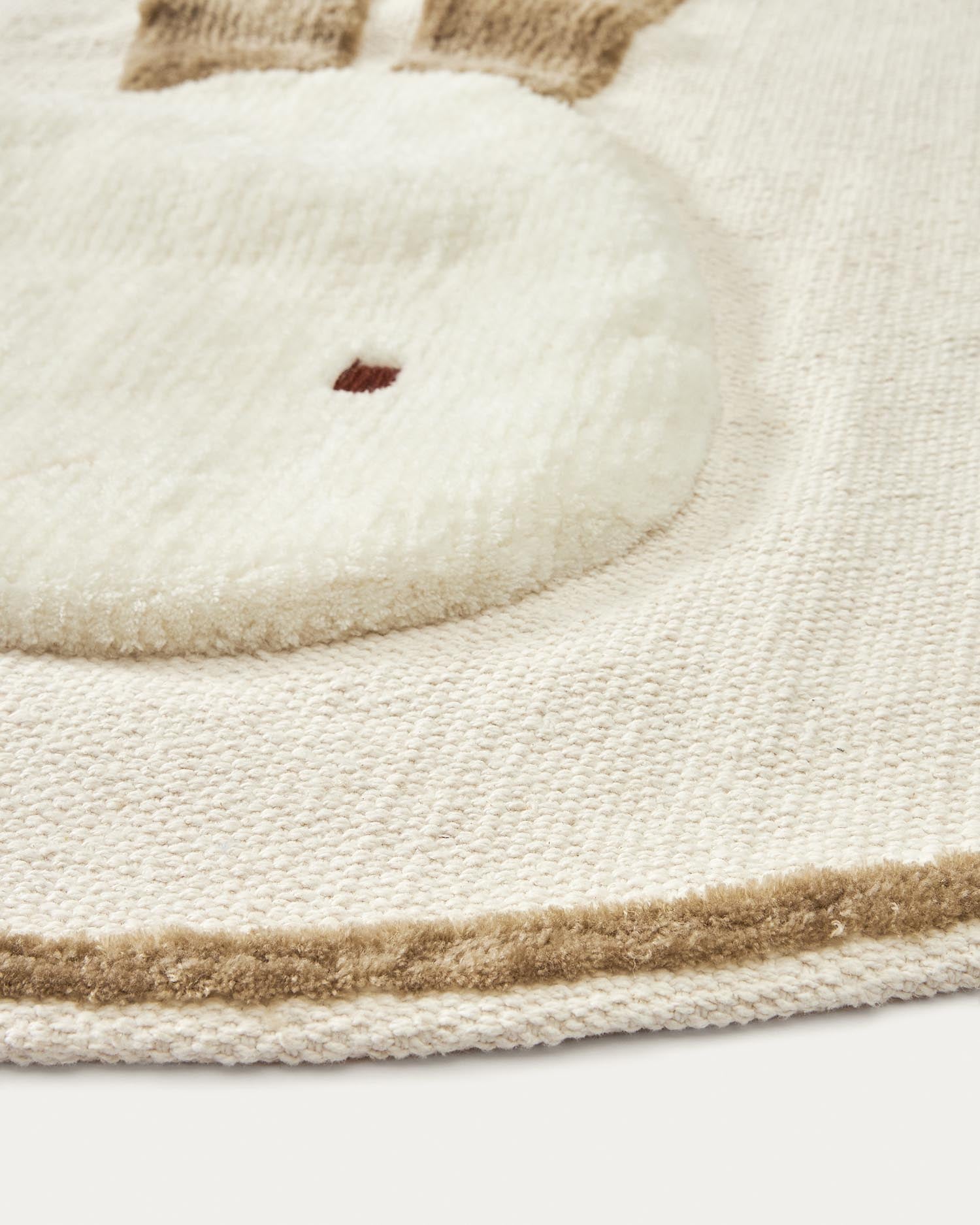 Beige Baumwollteppich Ø 100 cm mit süßem Hasenmotiv. Ideal für Kinderzimmer, sorgt für Gemütlichkeit und ist leicht zu reinigen. Perfekt zum Spielen!