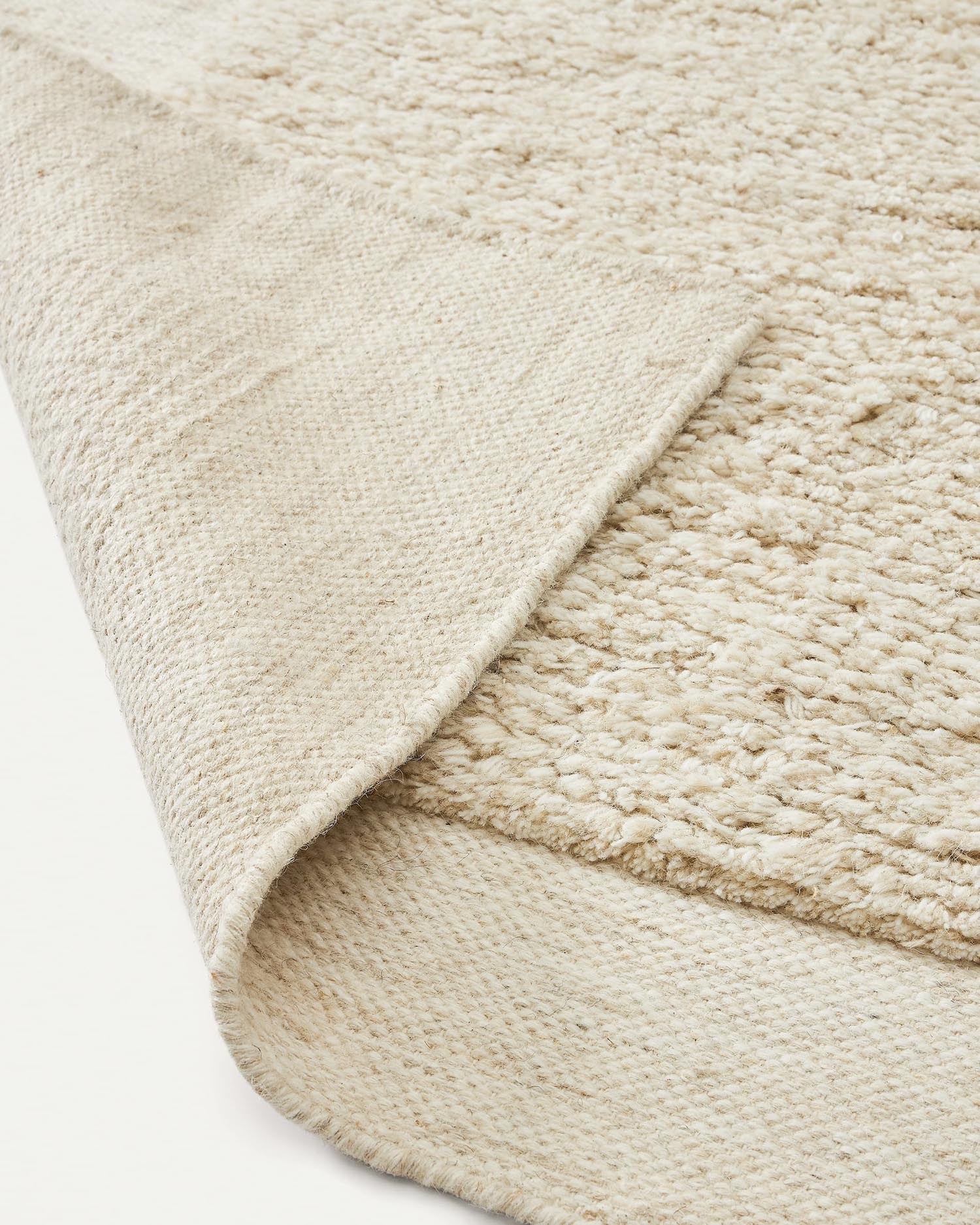 Eleganter Marely Wollteppich 160x230 cm von Kave Home, aus 100% natürlicher Wolle, handgefertigt, nachhaltig und pflegeleicht für ein gemütliches Zuhause.