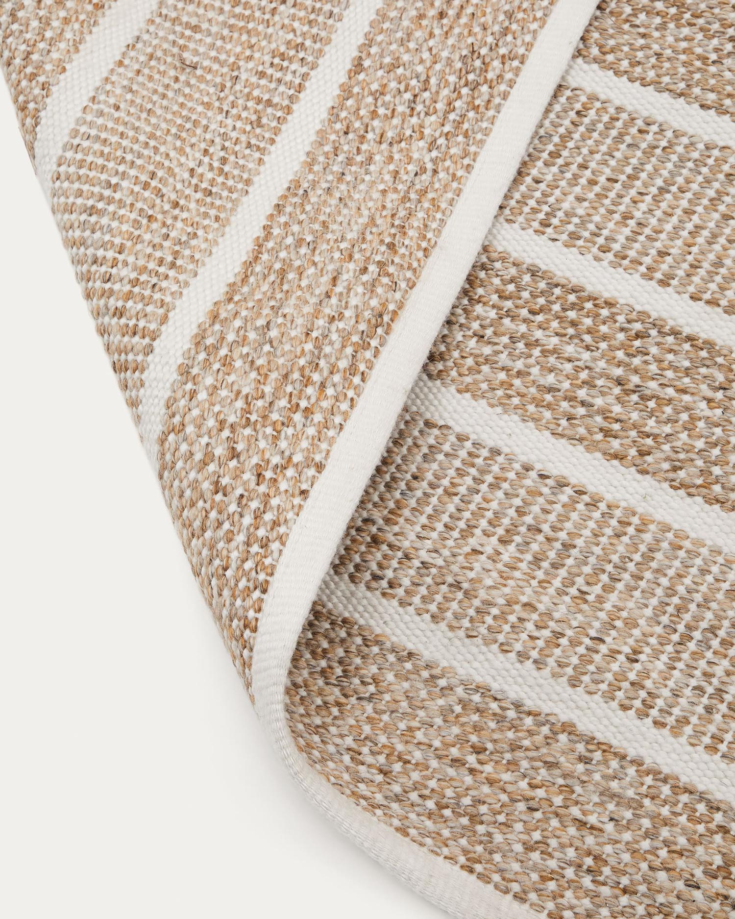 Gestalten Sie Ihre Terrasse oder Ihren Garten nachhaltig und stilvoll mit dem Desni Teppich (200 x 300 cm) aus 100 % recyceltem PET in elegantem Beige.