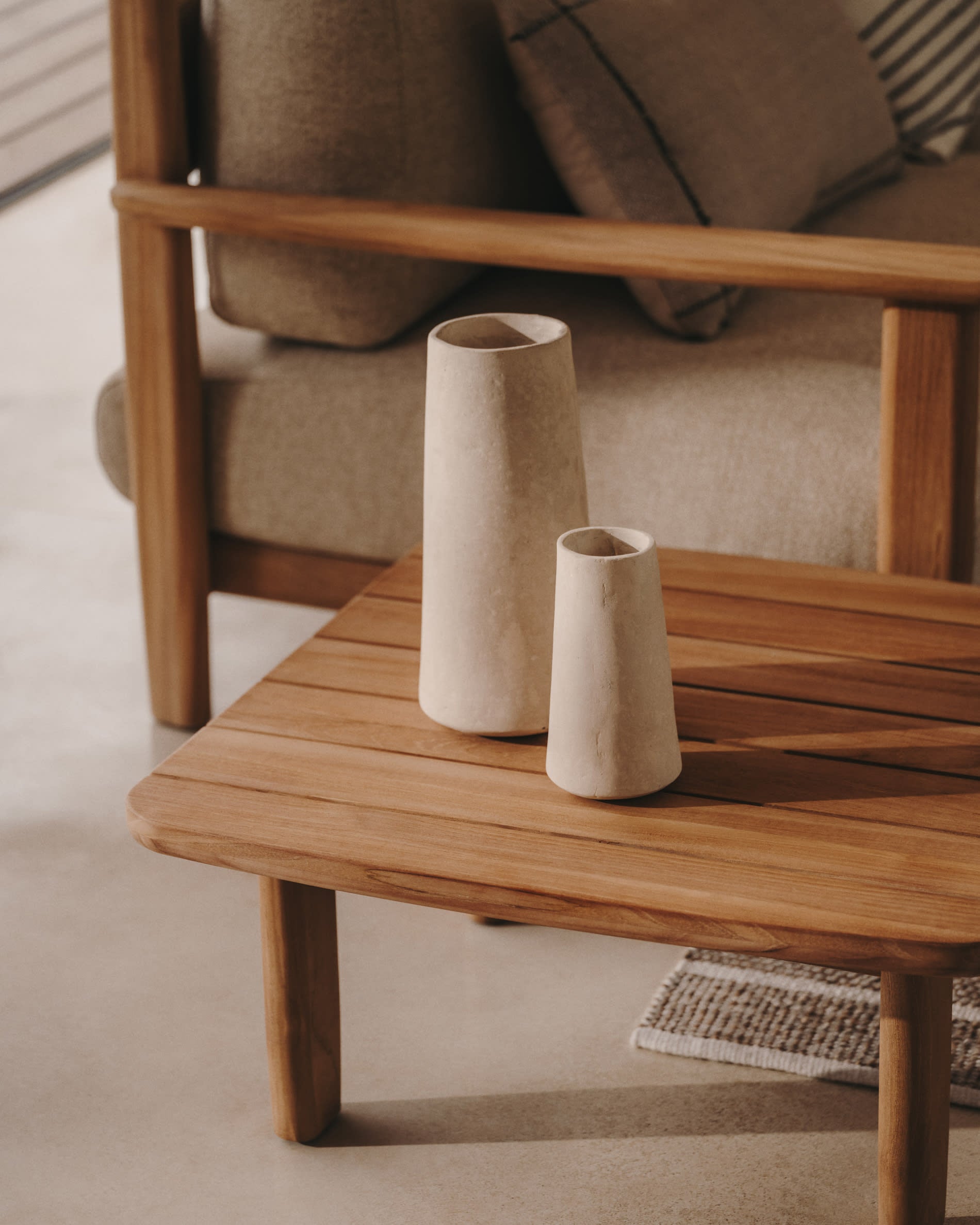 Desni Teppich 200x300 cm aus recyceltem PET in Beige von Kave Home. Nachhaltig, stilvoll und perfekt für Ihr Zuhause.