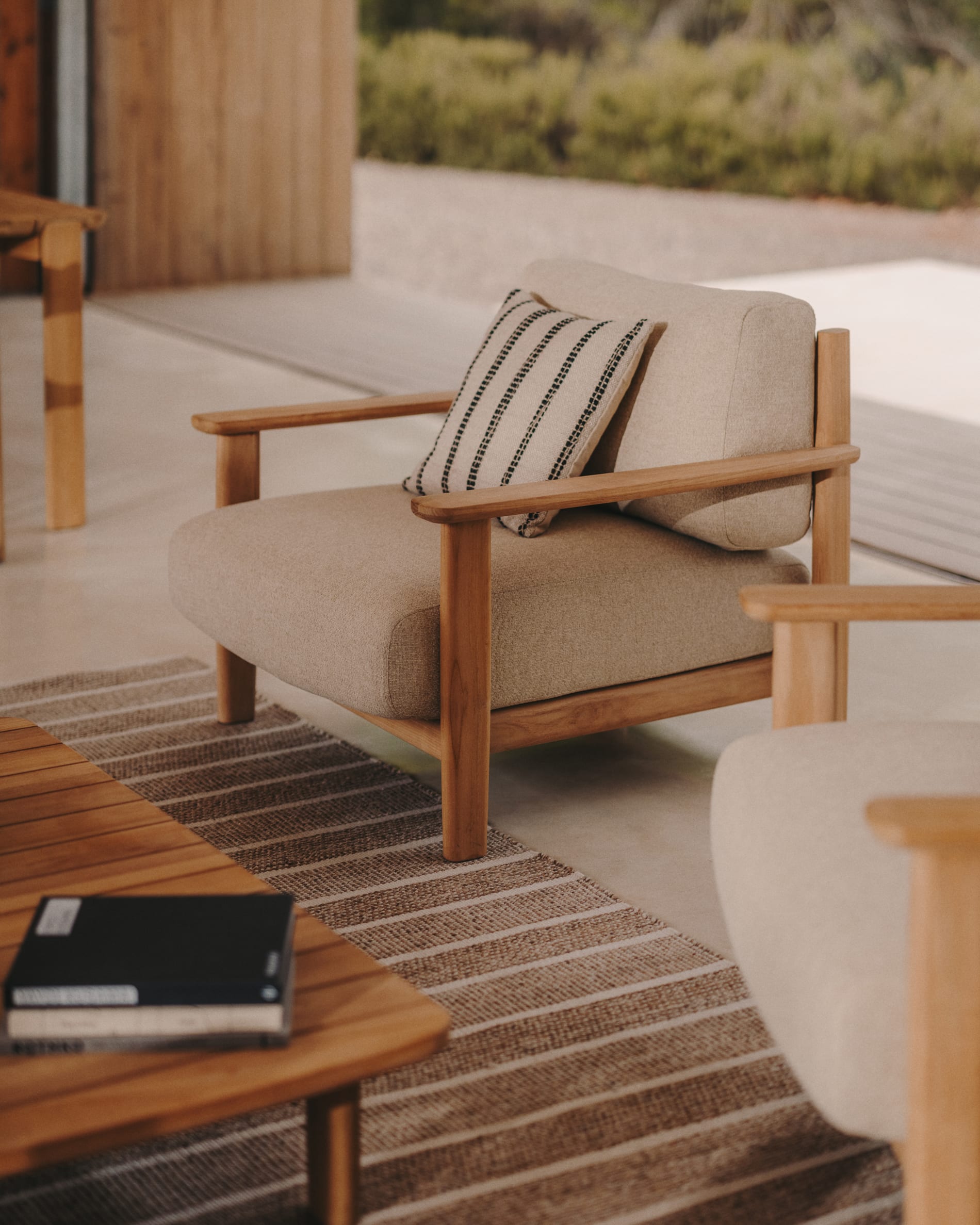 Desni Teppich 200x300 cm aus 100 % recyceltem PET in Beige von Kave Home. Umweltfreundlich, modern und vielseitig einsetzbar.