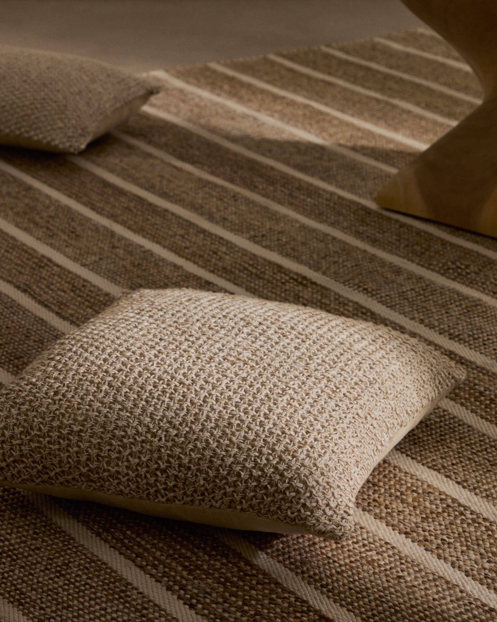 Desni Teppich 200x300 cm aus 100% recyceltem PET in Beige von Kave Home. Umweltfreundlich, elegant und vielseitig einsetzbar.