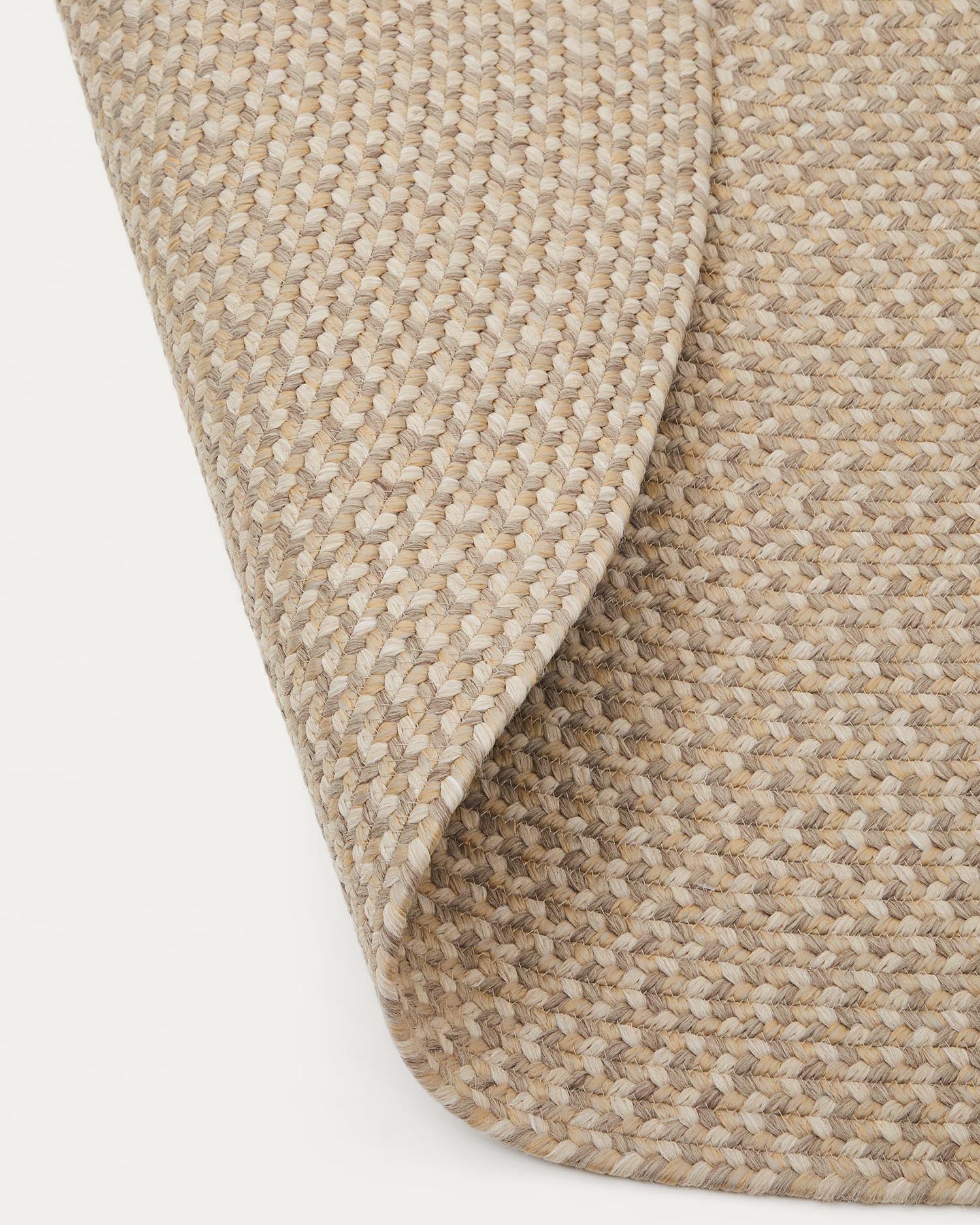 Beige ovaler Rodhe Teppich von Kave Home, 160 x 230 cm, aus 100 % recyceltem PET. Ideal für stilvolle, wetterfeste Aussenbereiche.