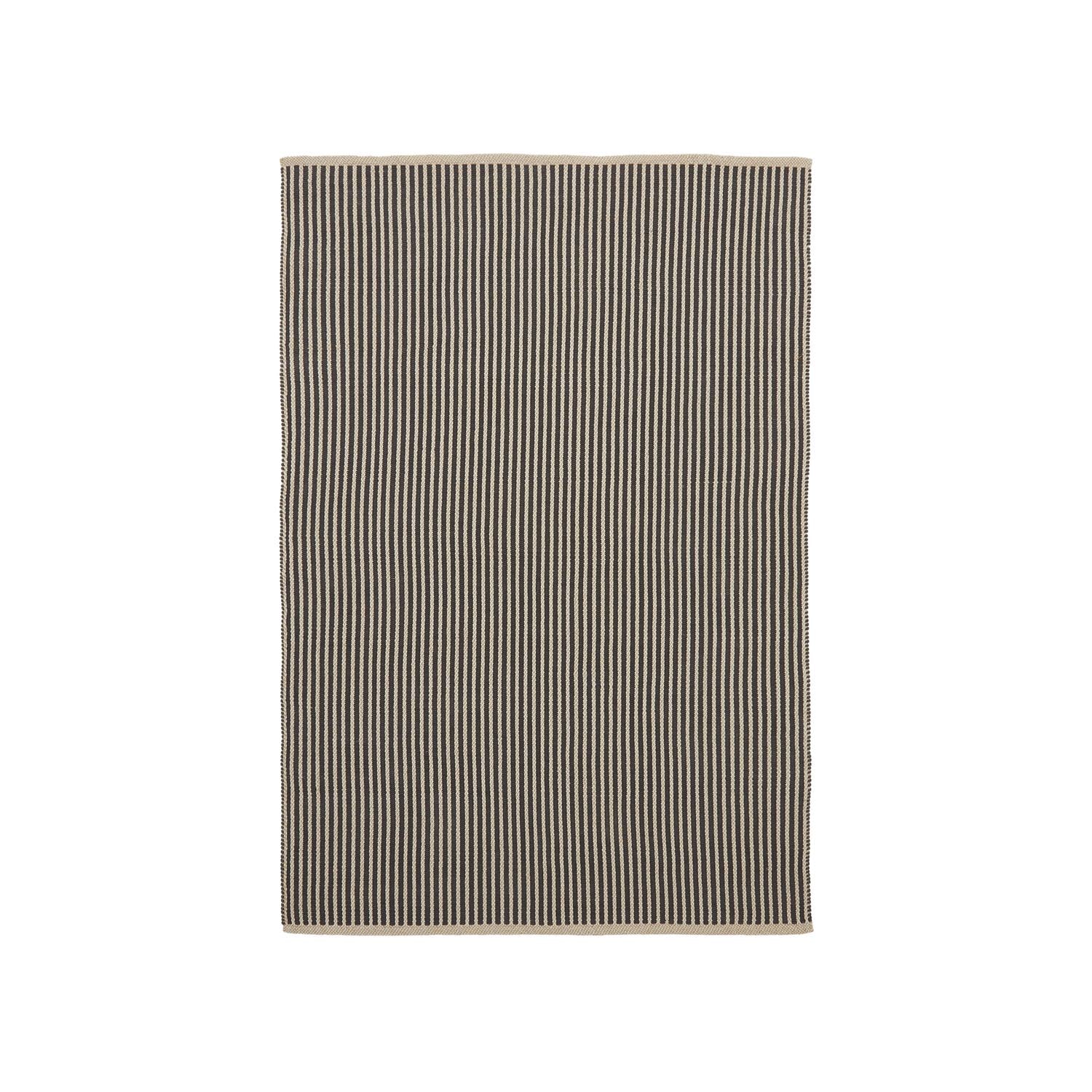 3D-Modell eines gestreiften, beige-schwarzen Outdoor-Teppichs, 160x230 cm, wasserabweisend, pflegeleicht.