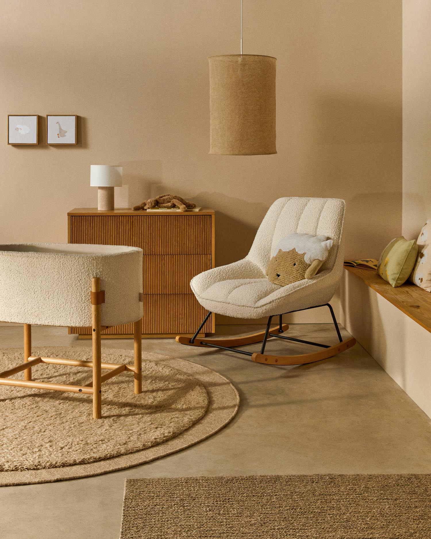 Eleganter runder Wollteppich Marely in Beige, Ø 200 cm, von Kave Home. Ideal für ein modernes und gemütliches Ambiente.