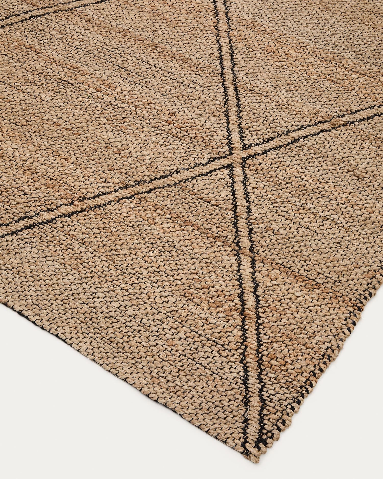 Entdecken Sie den Teppich Vallalta von Kave Home: 160 x 230 cm, aus 100% Jute, nachhaltig, robust und perfekt für einladende Wohnräume.