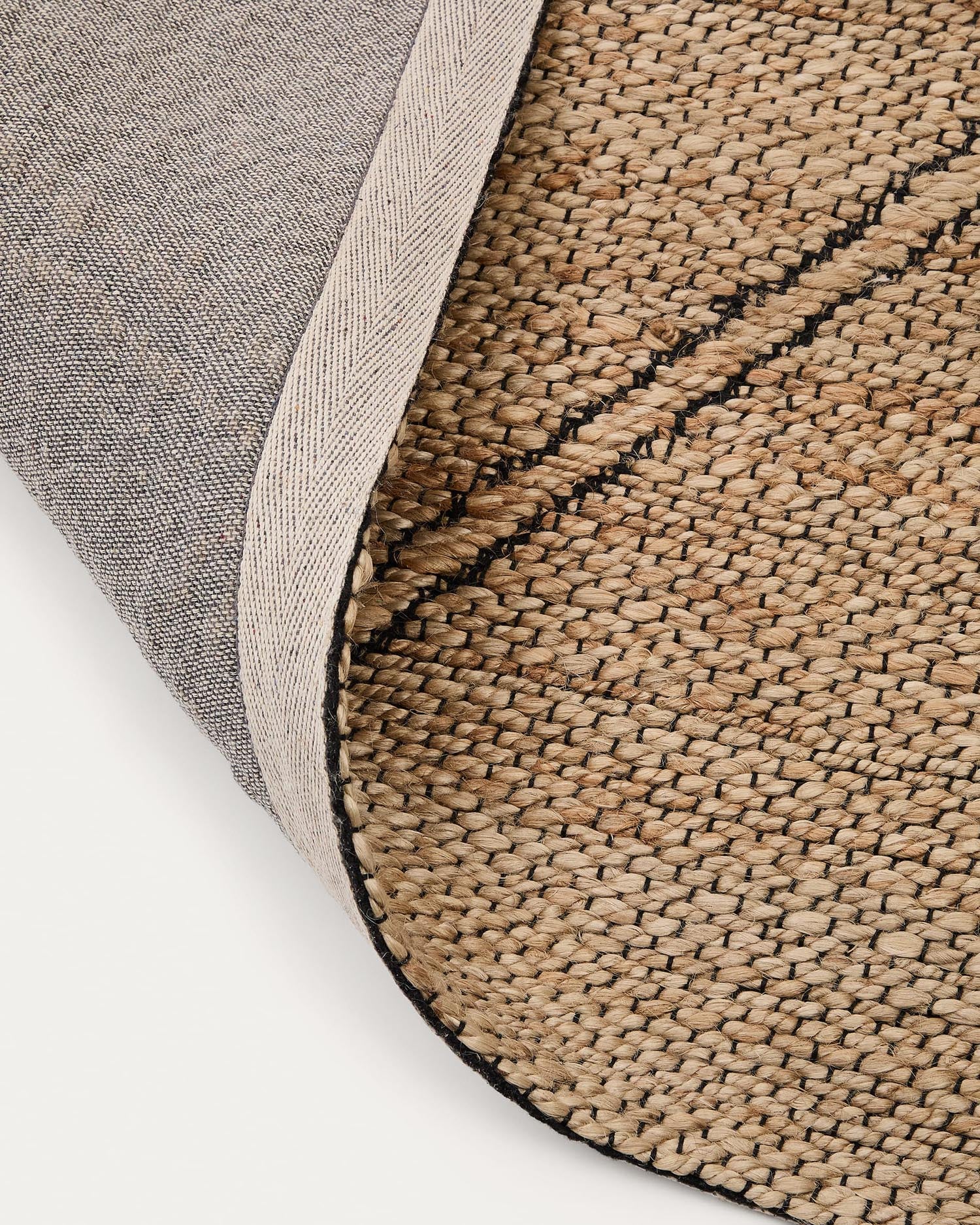 Entdecken Sie den Teppich Vallalta von Kave Home: 160 x 230 cm, aus 100% Jute, robust, hypoallergen und perfekt für ein stilvolles, nachhaltiges Zuhause.