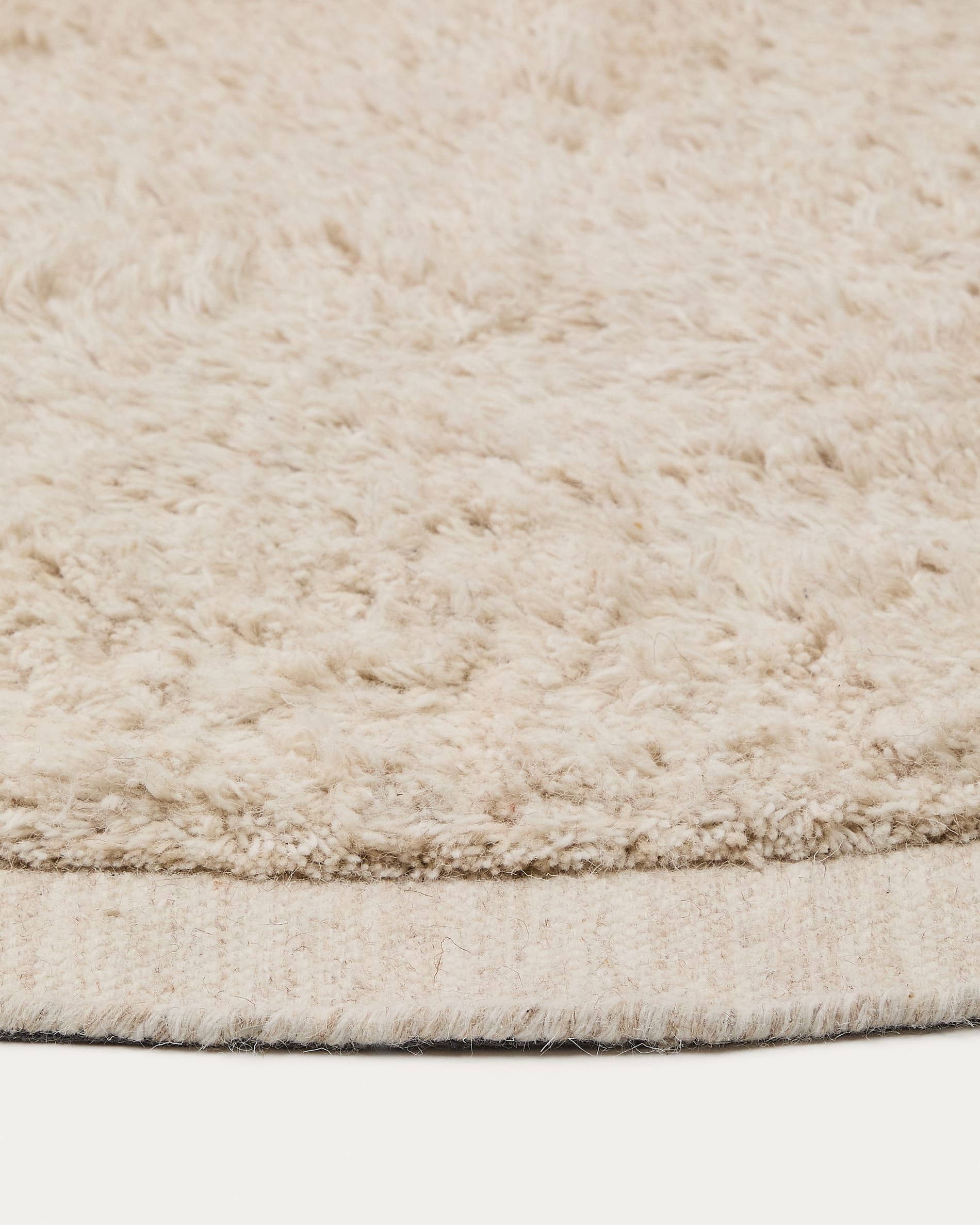 Runder Teppich Marely aus feiner Wolle, Ø 200 cm, von Kave Home. Ideal für einladende Wohnräume mit zeitloser Eleganz und nachhaltigem Design.