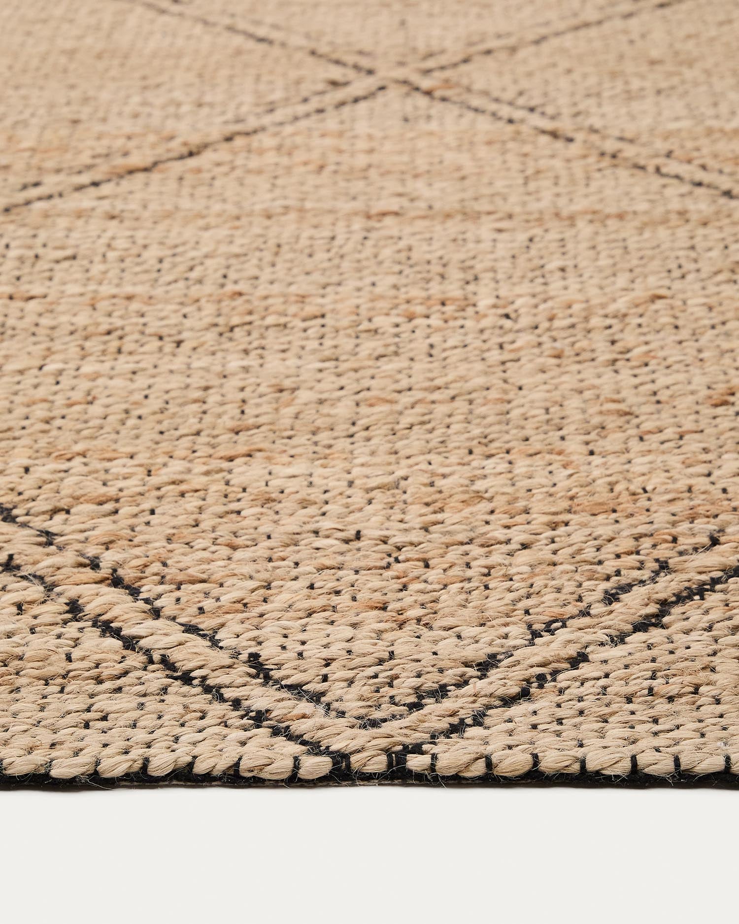 Erleben Sie den Teppich Vallalta von Kave Home: 200 x 300 cm, aus 100% Jute, handgefertigt, langlebig und perfekt für ein nachhaltiges Zuhause.