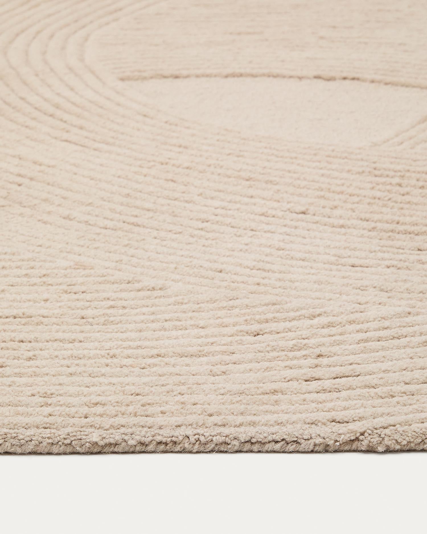 Verleihen Sie Ihrem Raum mit dem handgefertigten Teppich Domm aus weißer Wolle (200 x 300 cm) von Kave Home Eleganz und Komfort.