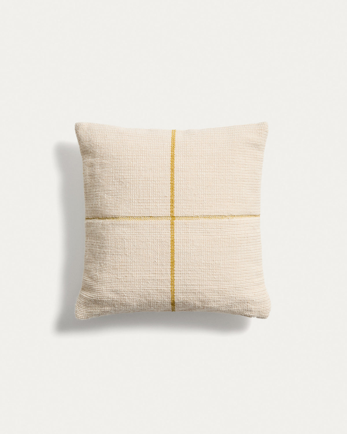 Kissenbezug Atima 100 % PET Jacquard gelb 45 x 45 cm in Gelb präsentiert im Onlineshop von KAQTU Design AG. Gartenkissen ist von Kave Home