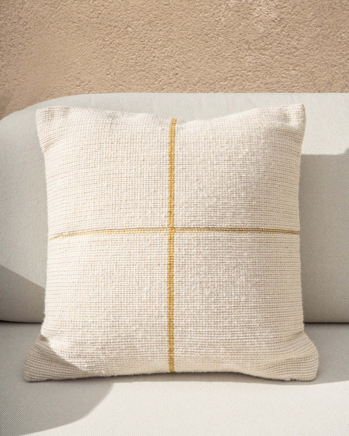 Kissenbezug Atima 100 % PET Jacquard gelb 45 x 45 cm in Gelb präsentiert im Onlineshop von KAQTU Design AG. Gartenkissen ist von Kave Home