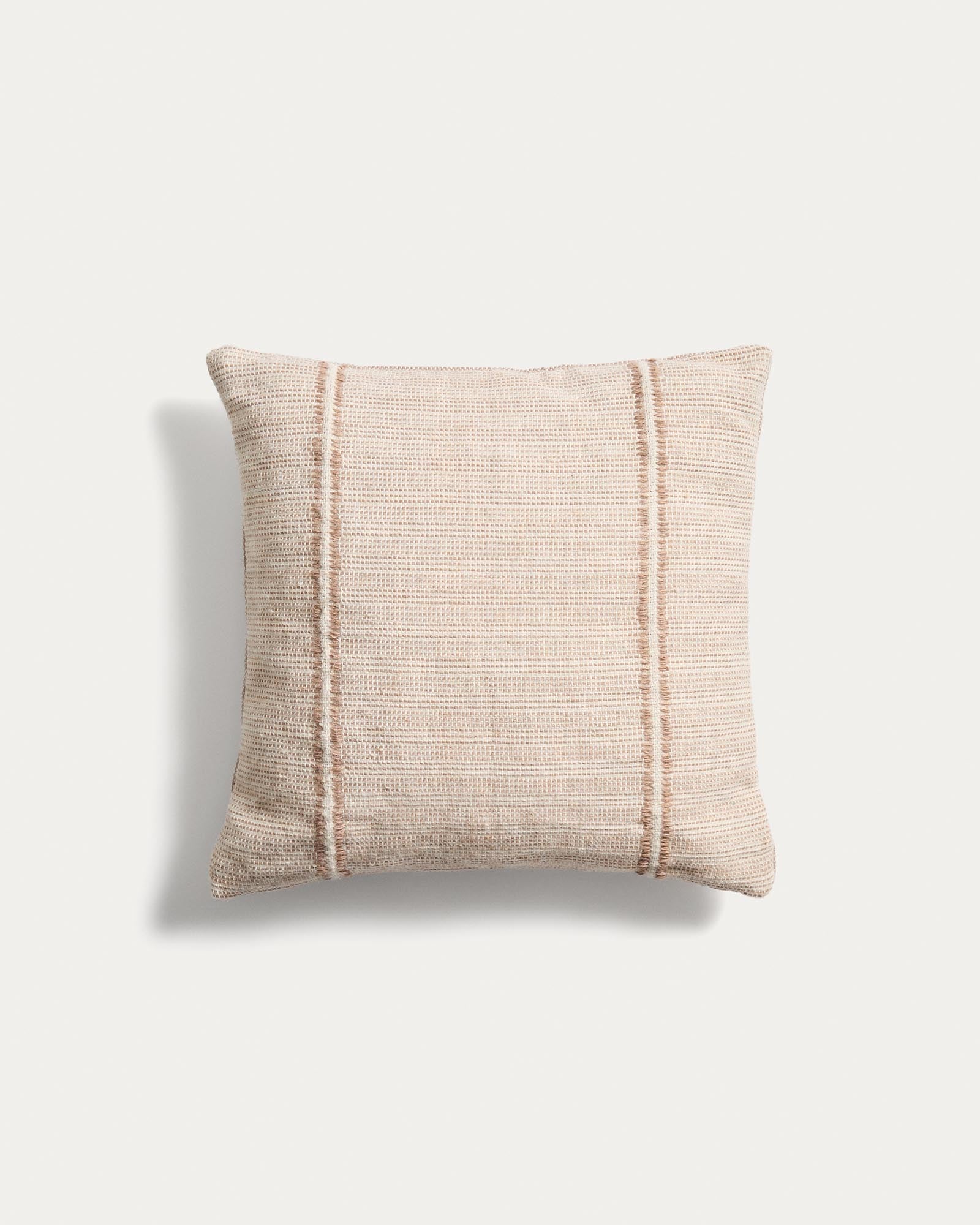 Kissenbezug Drati aus 100 % PET beige 45 x 45 cm in Beige präsentiert im Onlineshop von KAQTU Design AG. Gartenkissen ist von Kave Home