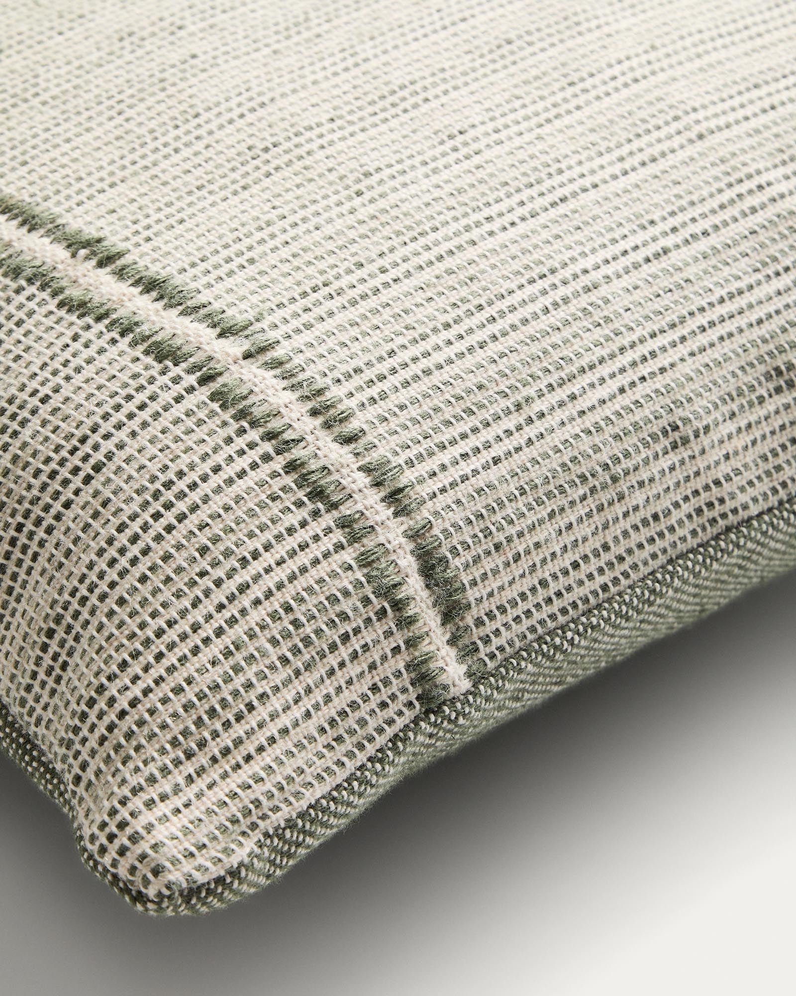 Stylischer Kissenbezug Drati in grün, 45 x 45 cm, aus recyceltem PET, perfekt für eine nachhaltige Gartengestaltung von Kave Home.