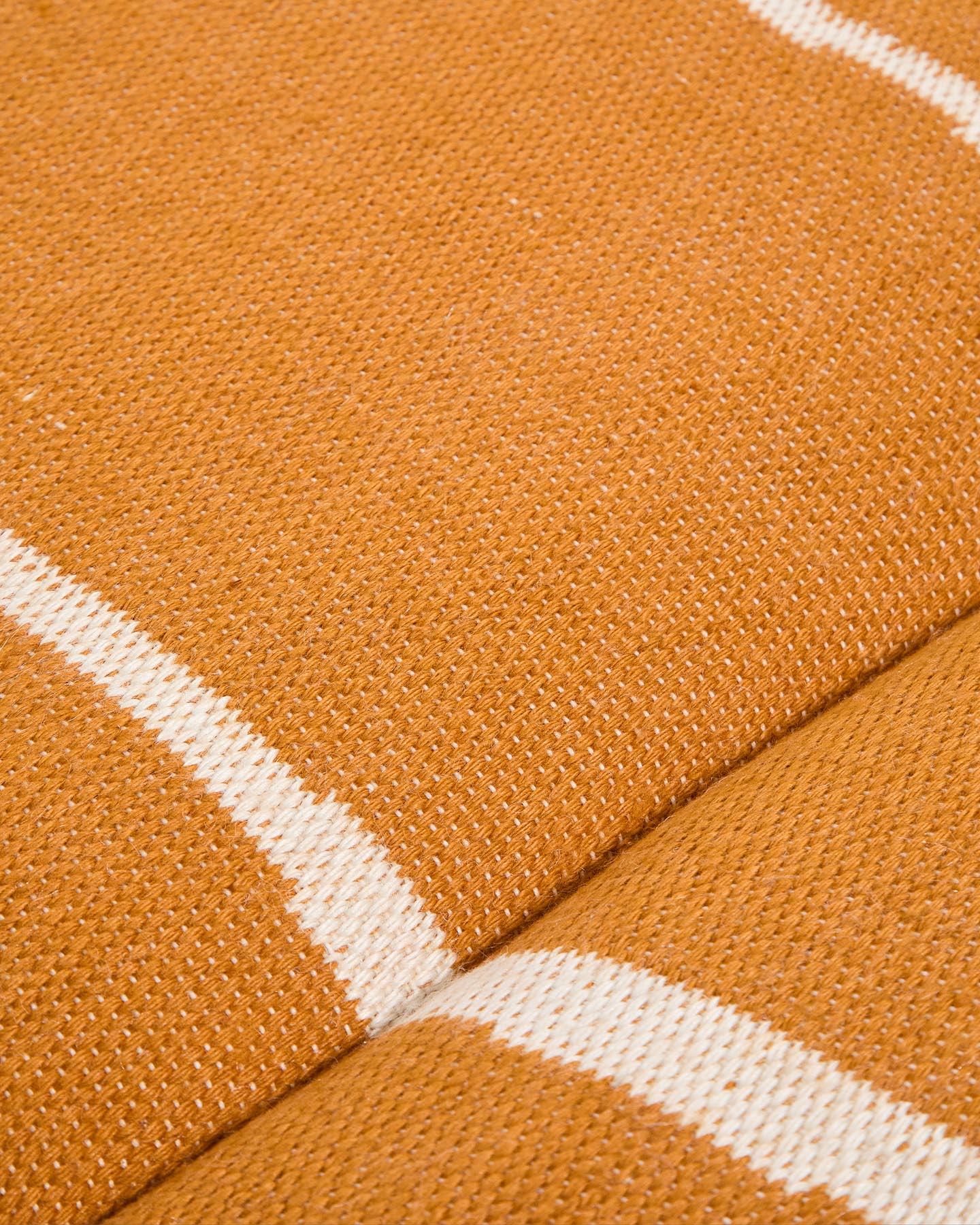 Sonnenliegekissen Daila mit Ikat-Muster 100 % PET orange 50 x 175 cm in Orange präsentiert im Onlineshop von KAQTU Design AG. Sitzkissen ist von Kave Home