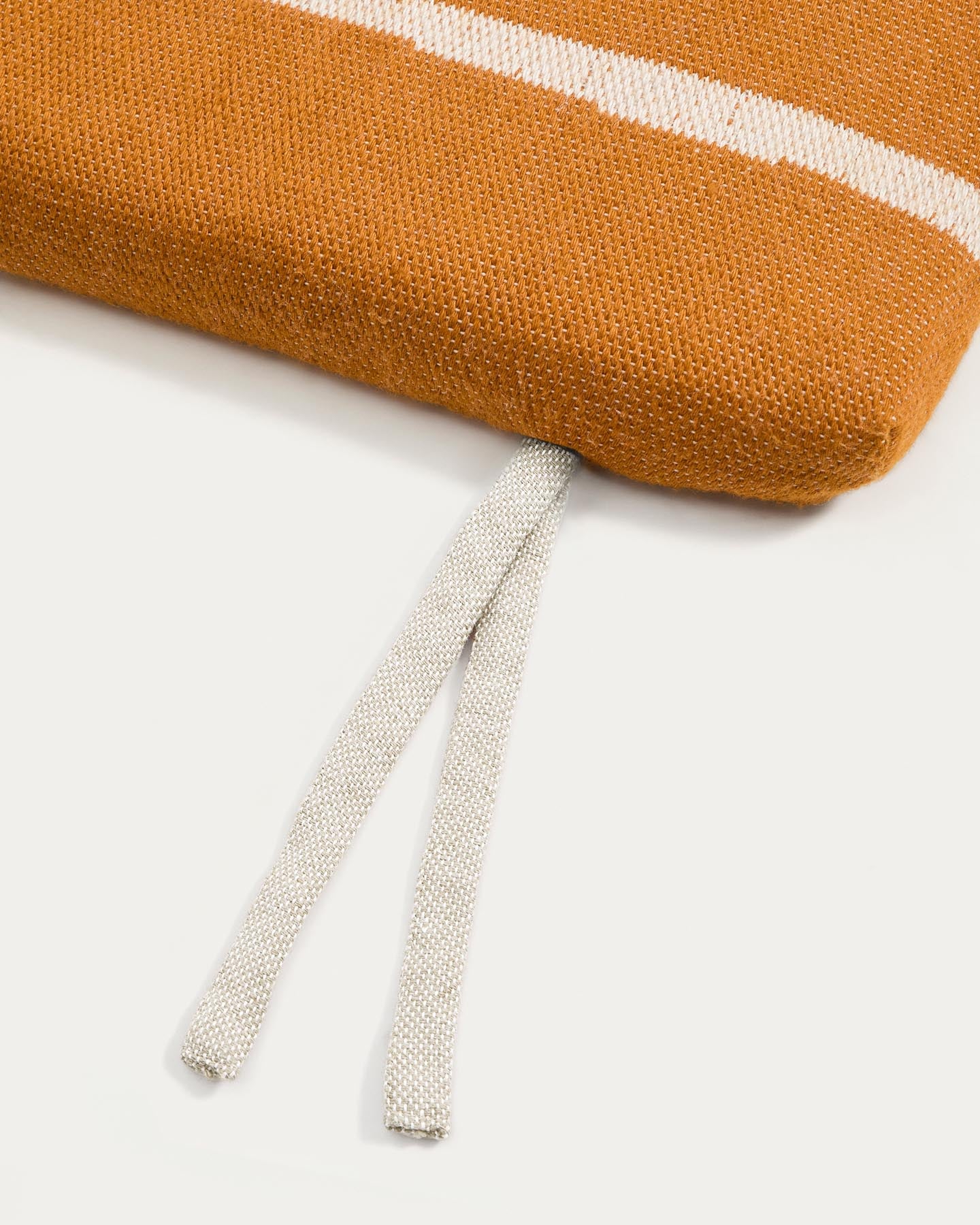 Sonnenliegekissen Daila mit Ikat-Muster 100 % PET orange 50 x 175 cm in Orange präsentiert im Onlineshop von KAQTU Design AG. Sitzkissen ist von Kave Home