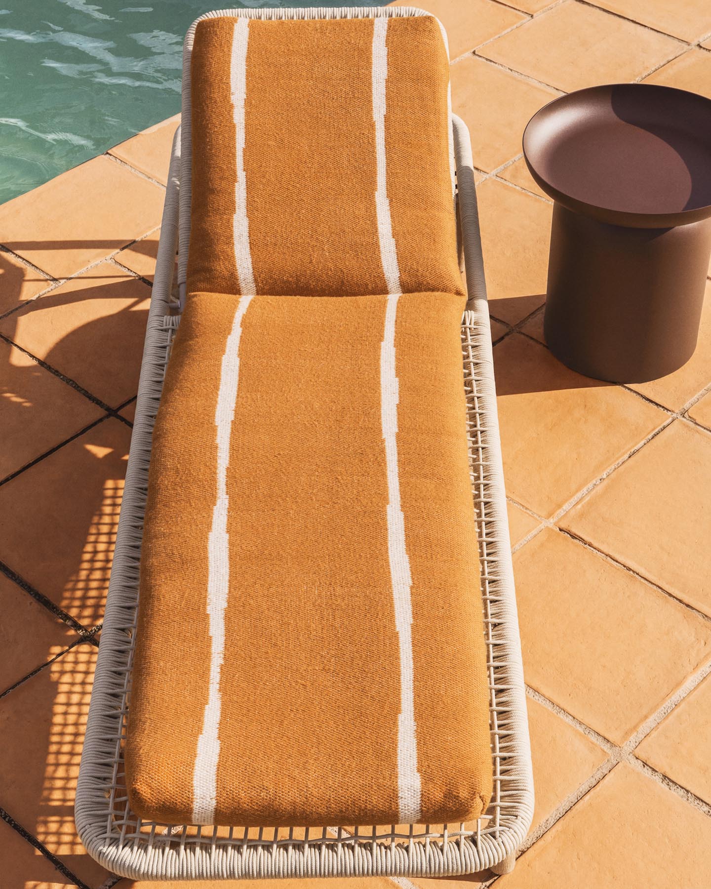 Sonnenliegekissen Daila mit Ikat-Muster 100 % PET orange 50 x 175 cm in Orange präsentiert im Onlineshop von KAQTU Design AG. Sitzkissen ist von Kave Home