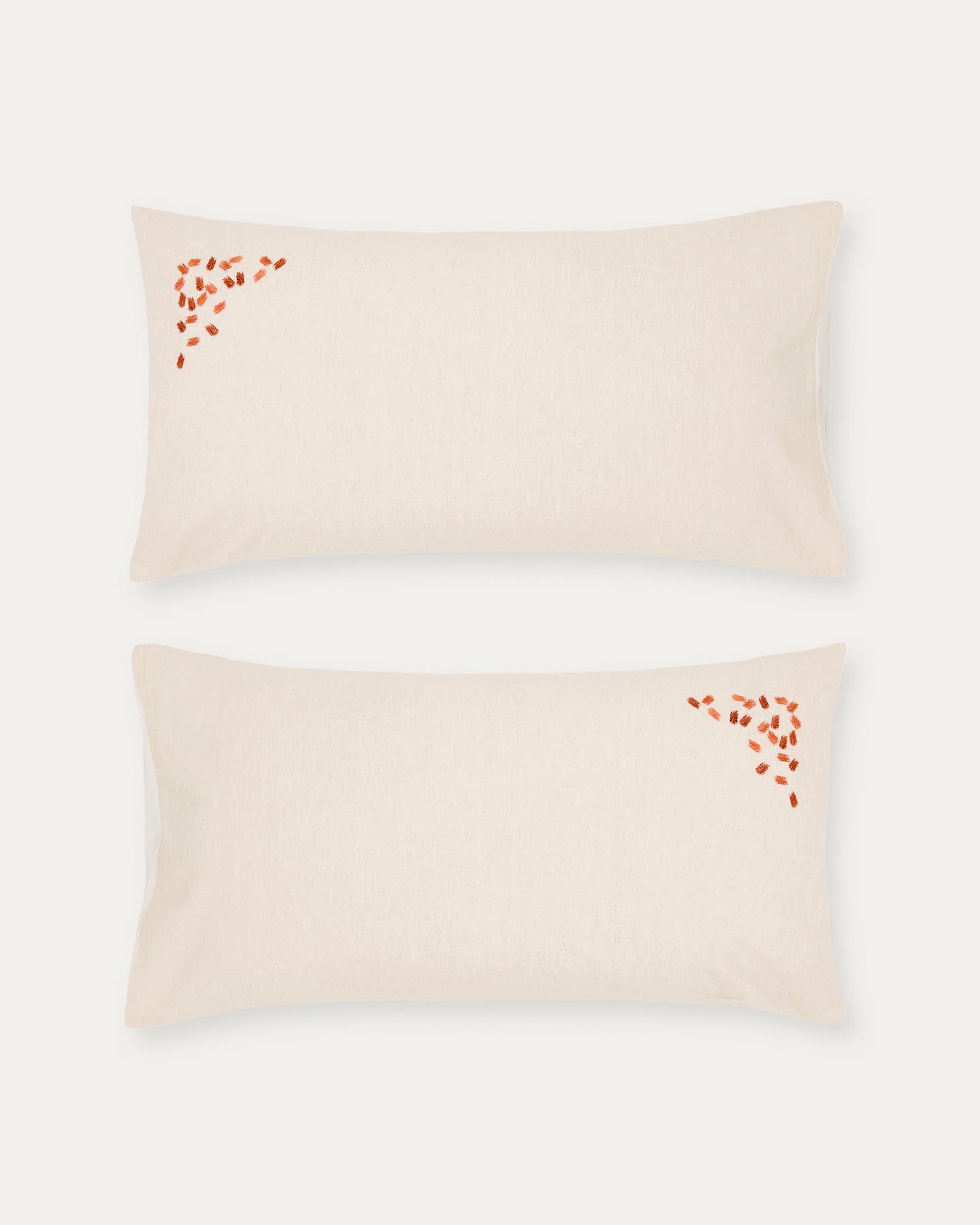 Set Virelda aus zwei Kopfkissenbezügen aus beiger Baumwolle und Leinen mit Stickerei, 50 x 80 cm in Ecru präsentiert im Onlineshop von KAQTU Design AG. Bettwäsche ist von Kave Home