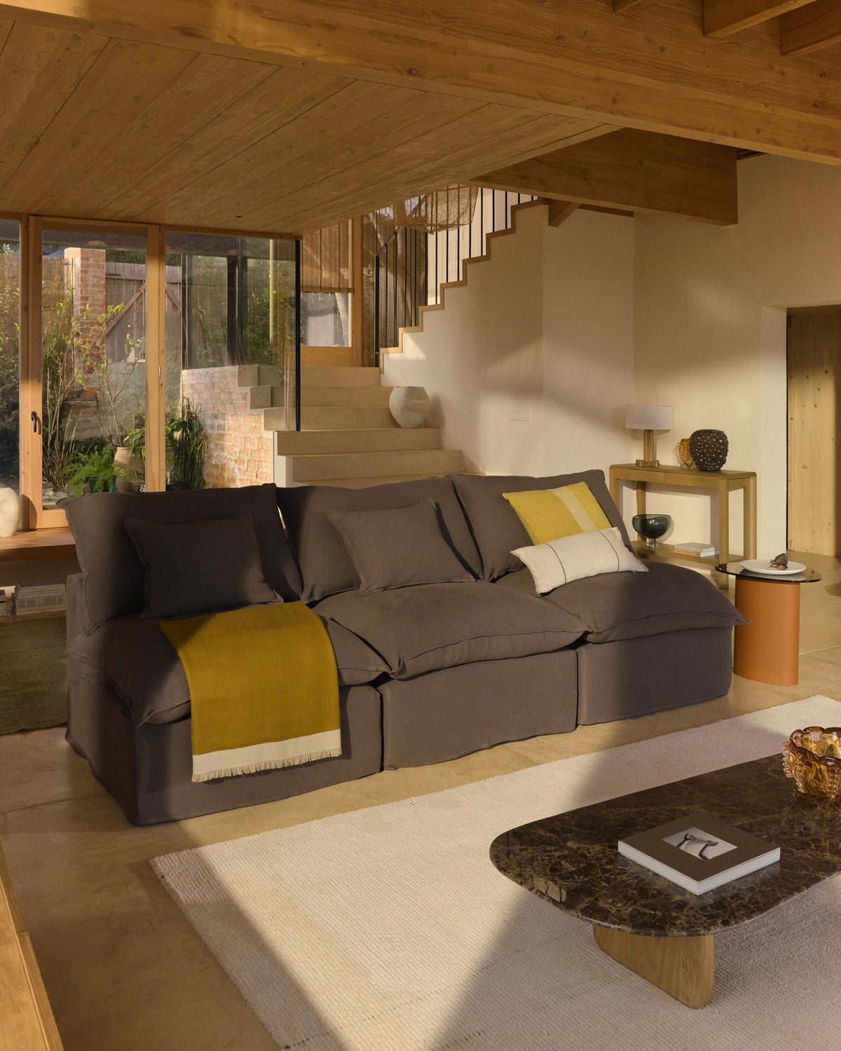 Wendedecke Orlet aus Wolle in Senfgelb und Beige 130 x 170 cm in Senfgelb präsentiert im Onlineshop von KAQTU Design AG. Wolldecke ist von Kave Home