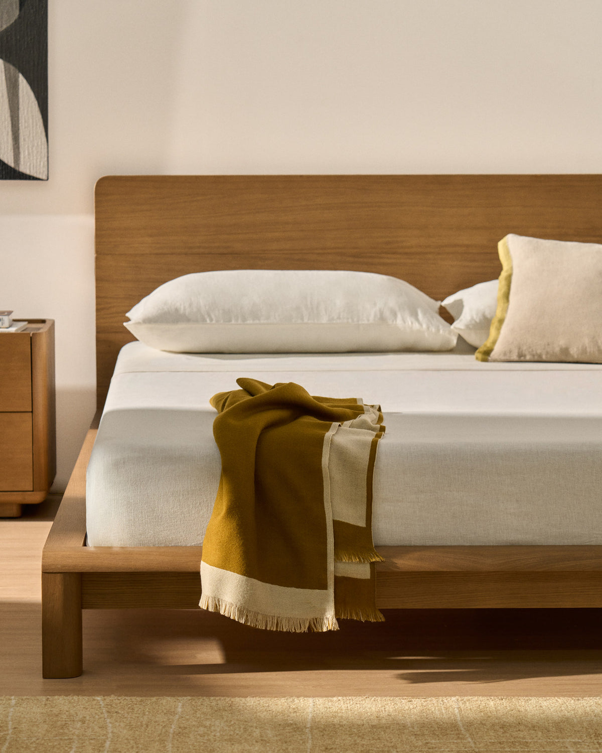 Wendedecke Orlet aus Wolle in Senfgelb und Beige 130 x 170 cm in Senfgelb präsentiert im Onlineshop von KAQTU Design AG. Wolldecke ist von Kave Home