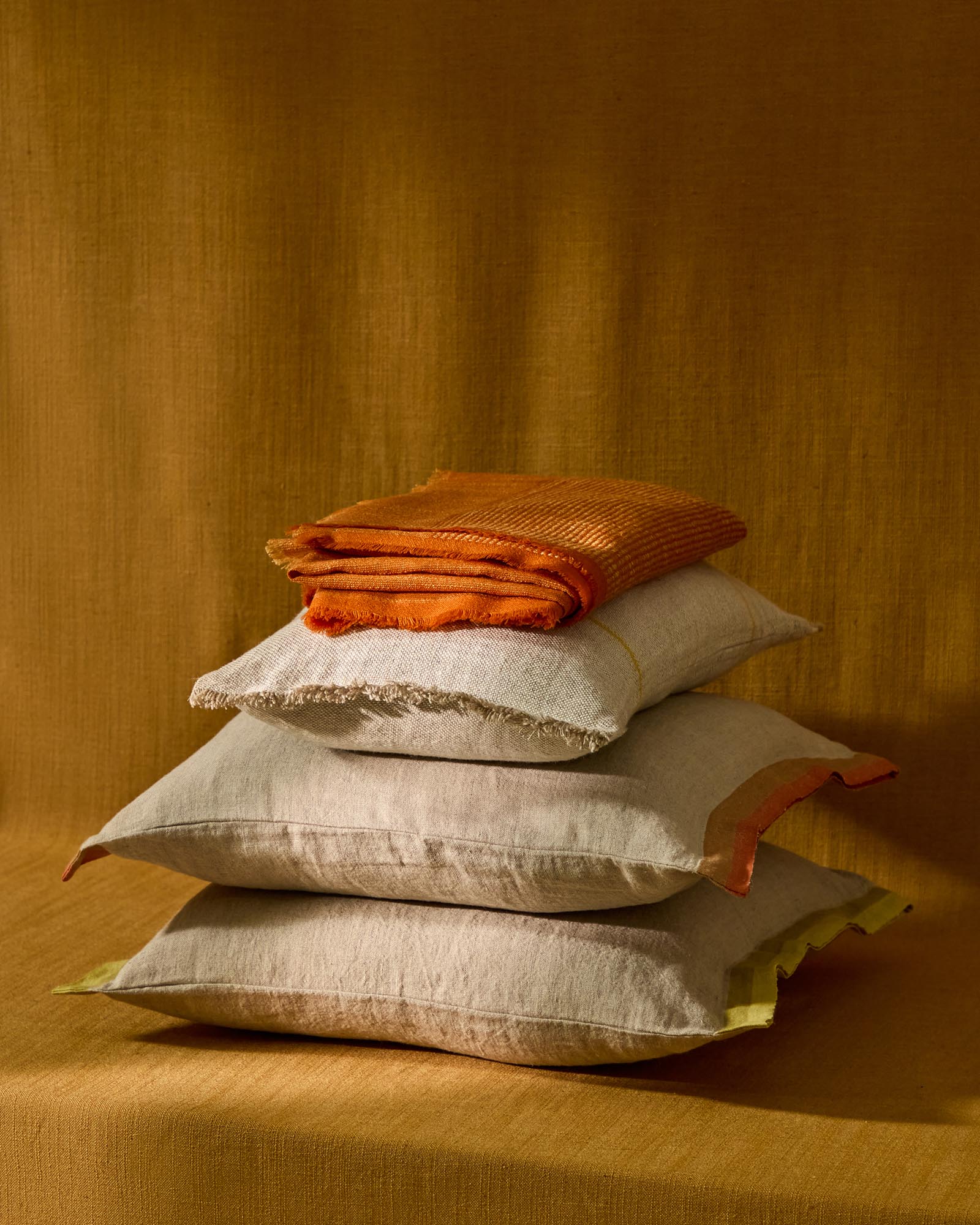 Wohlige Decke Sareli aus hochwertigem Wollmischgewebe in strahlendem Orange, 130 x 170 cm, perfekt für einladende Wohnräume.