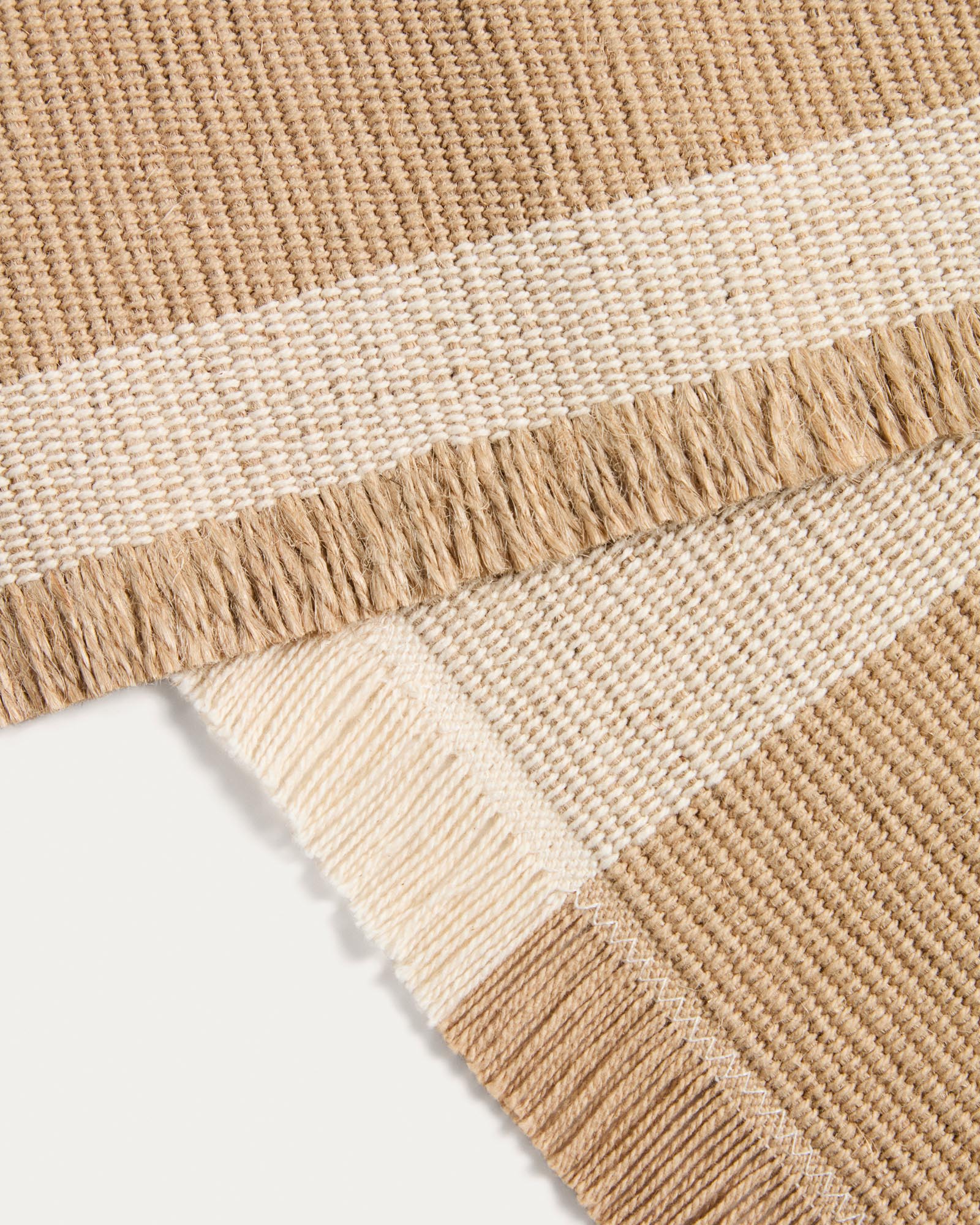 Eleganter Tischläufer Daltan in Beige mit Streifen, gefertigt aus Baumwolle und Jute, 50 x 150 cm, perfekt für eine ansprechende Tischgestaltung.