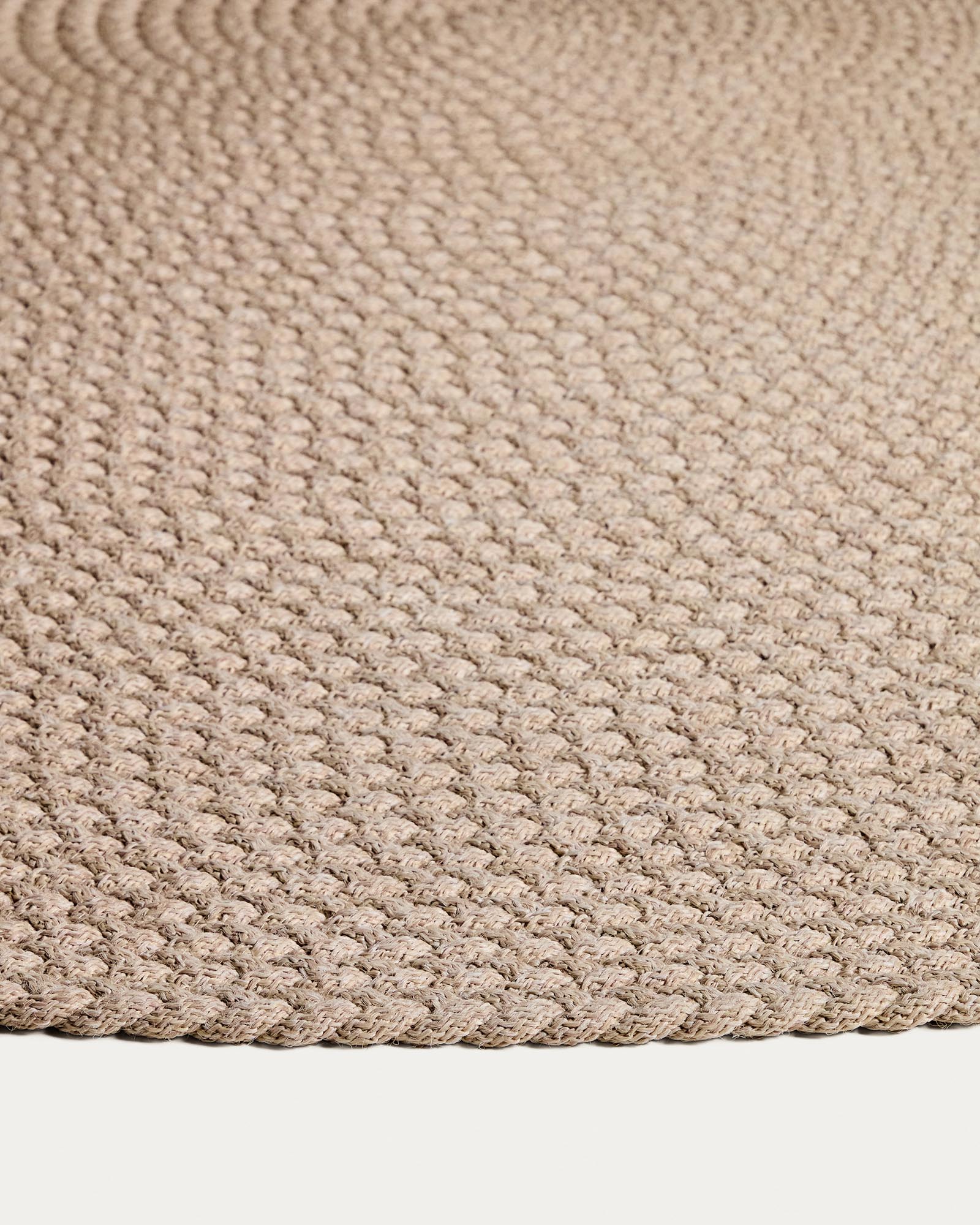 Hochwertiger, runder Teppich Despas in Ecru, Ø 150 cm, ideal für den Außenbereich, gefertigt aus langlebiger Synthetikfaser.
