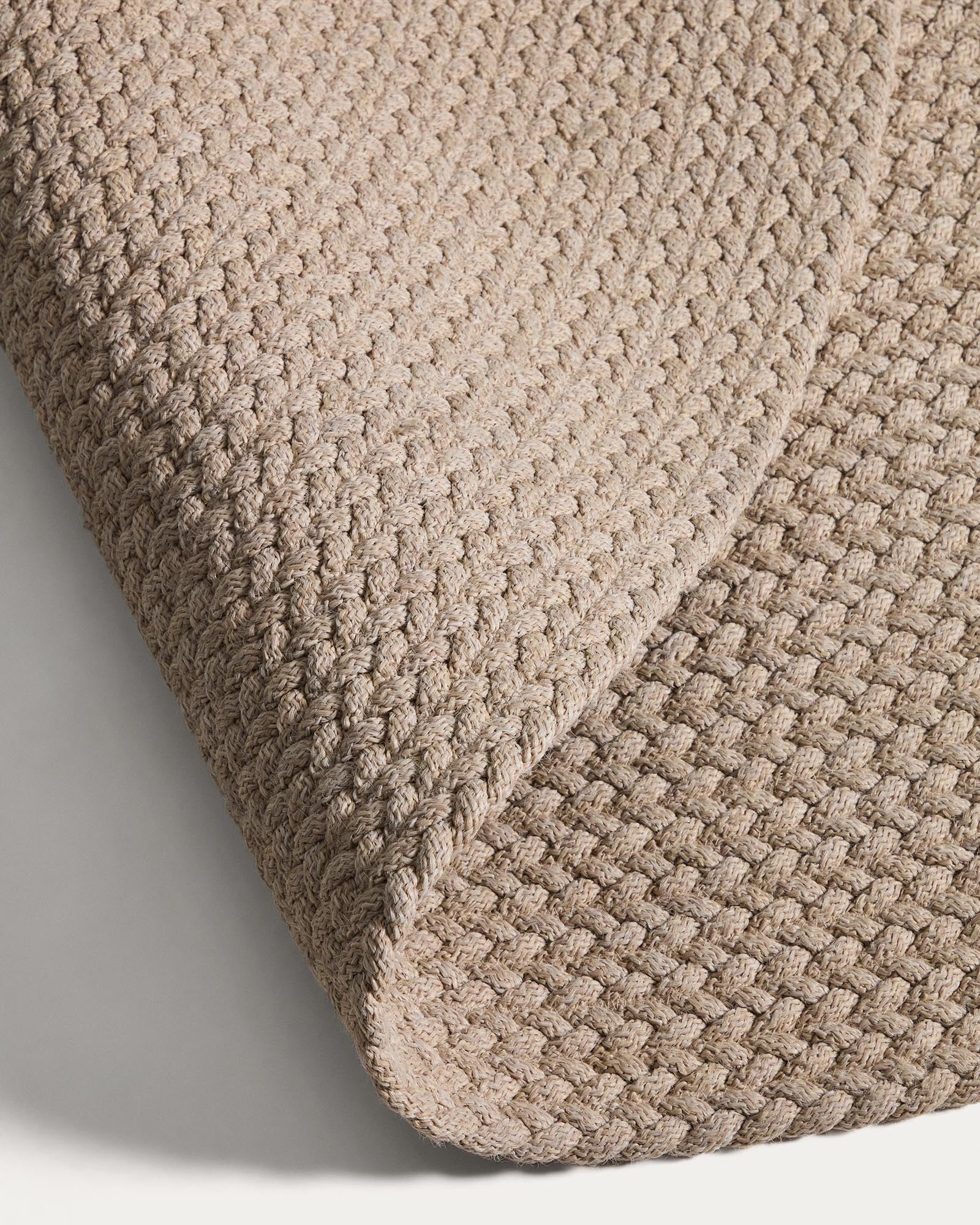 Runder Outdoor-Teppich Despas in elegantem Ecru, Ø 150 cm, aus robusten Synthetikfasern für stilvolle Akzente im Freien.
