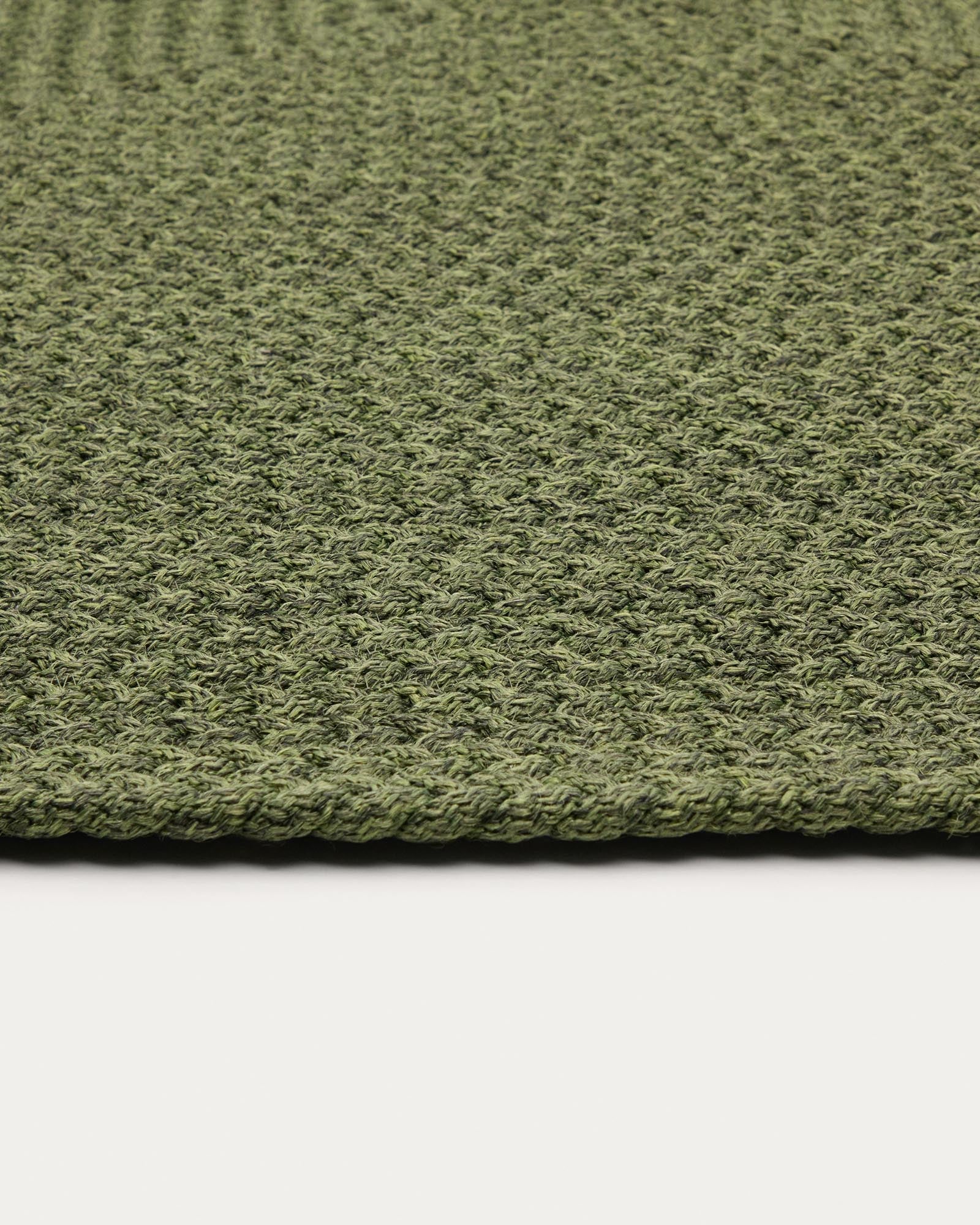 Hochwertiger grüner Teppich Despas aus robusten Synthetikfasern, 200 x 300 cm, perfekt für stilvolle Outdoor-Bereiche wie Garten und Terrasse.