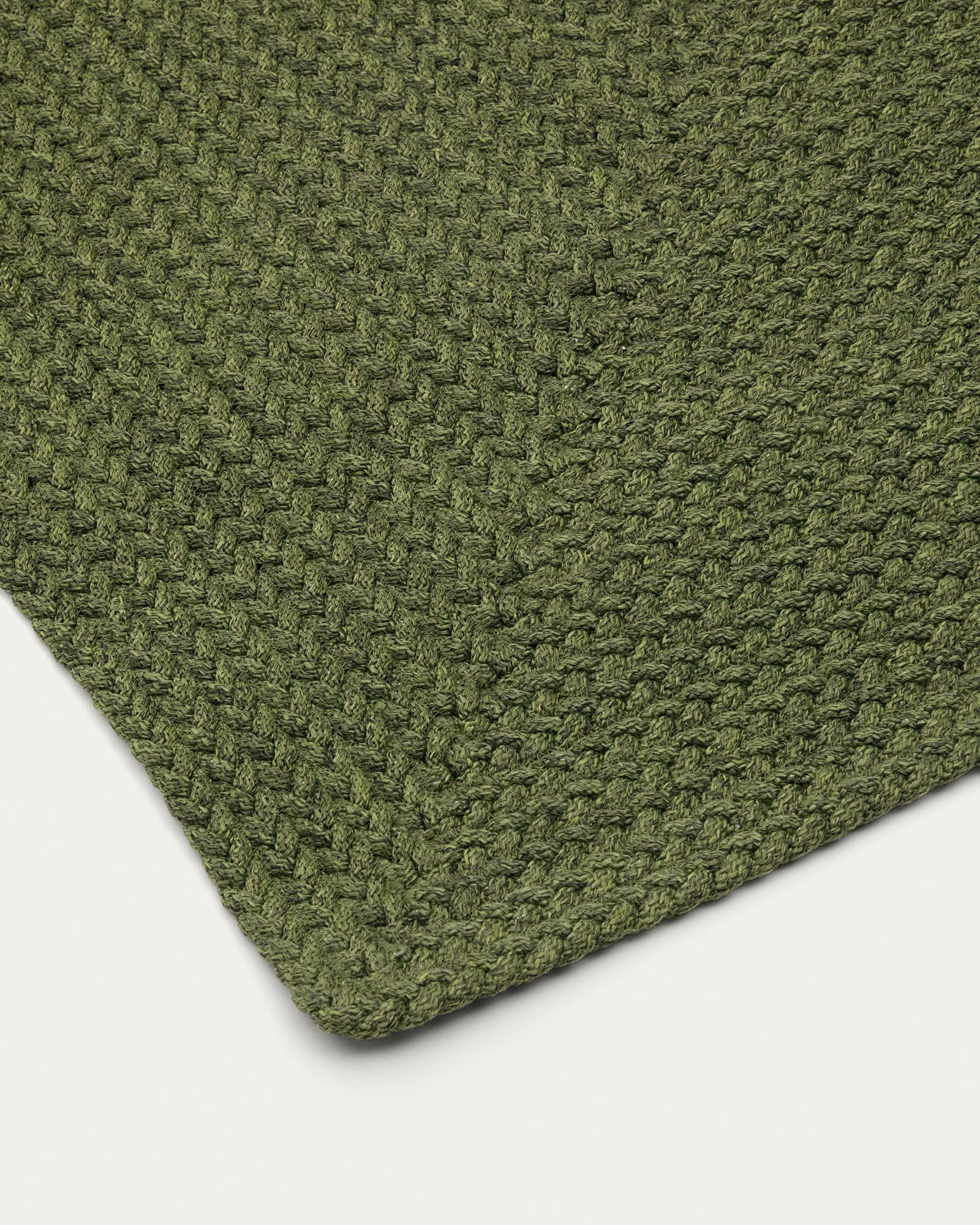 Stylischer grüner Teppich Despas aus robusten Synthetikfasern, perfekt für den Außenbereich, Maße 200 x 300 cm, verleiht jedem Garten Flair.
