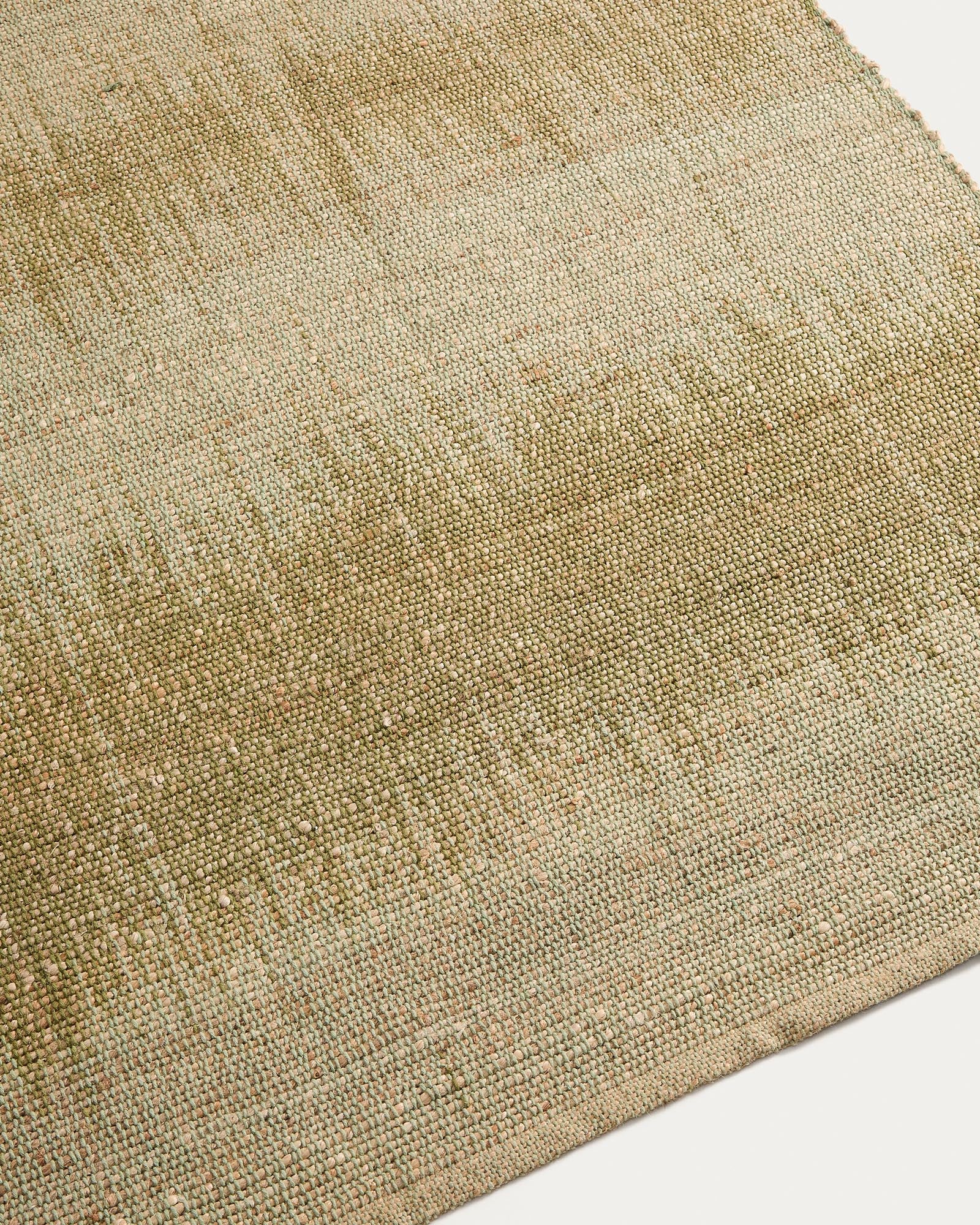 Grüner Jute-Teppich Lirmo in der Größe 200 x 300 cm, ideal für den Außenbereich, stilvoll und robust von Kave Home.