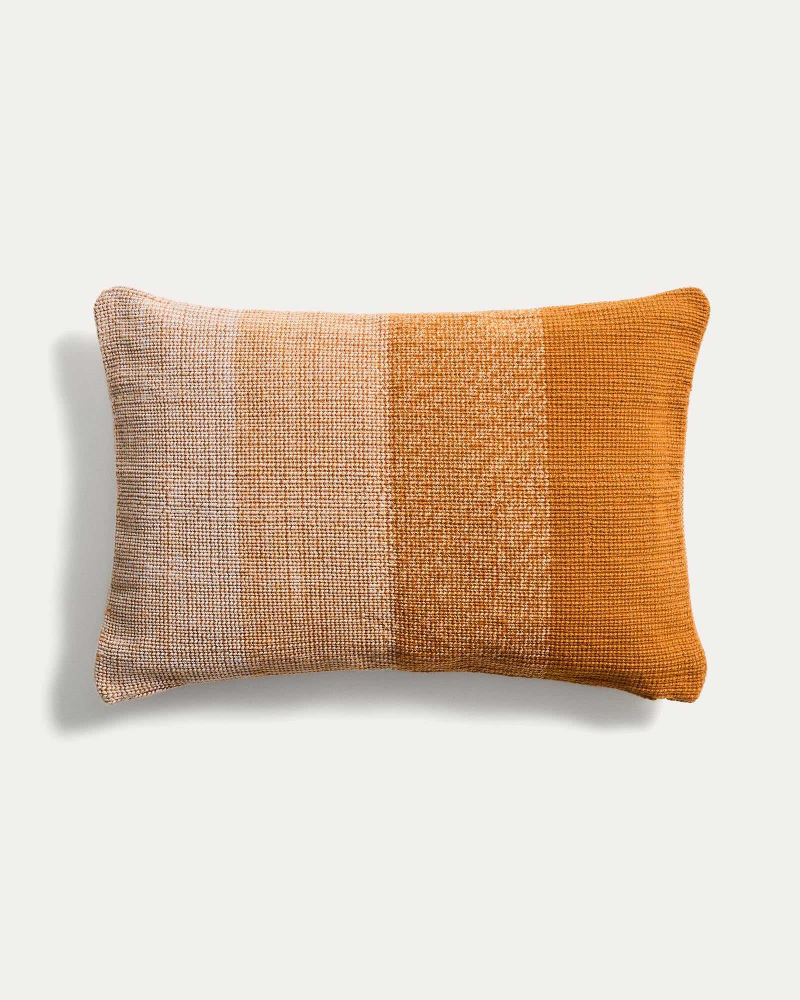 Kissenbezug Adys 100 % PET orange 40 x 60 cm in Orange präsentiert im Onlineshop von KAQTU Design AG. Gartenkissen ist von Kave Home