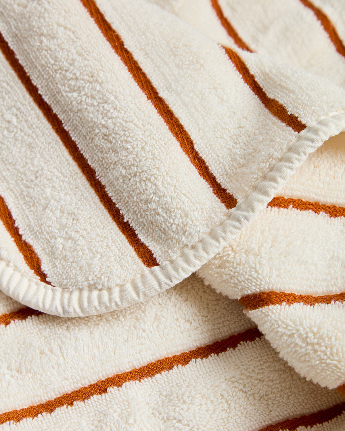 Handtuch Dorane aus 100 % Baumwolle mit orangefarbenen Streifen 30 x 50 cm in Orange, Beige präsentiert im Onlineshop von KAQTU Design AG. Handtuch ist von Kave Home